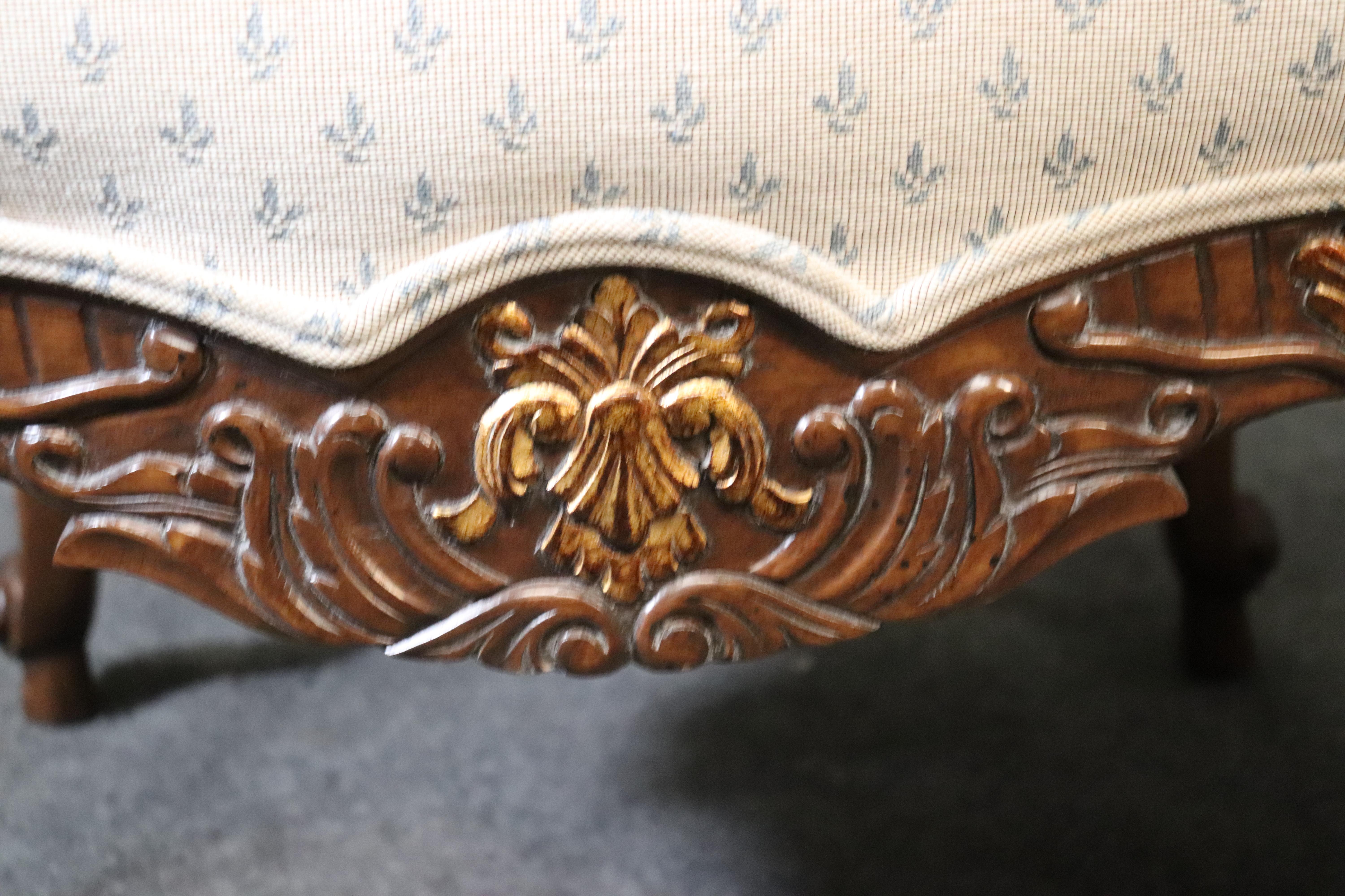 Pair of French Louis XV Carved Gilded Walnut Fauteuills Armchairs, circa 1970 2