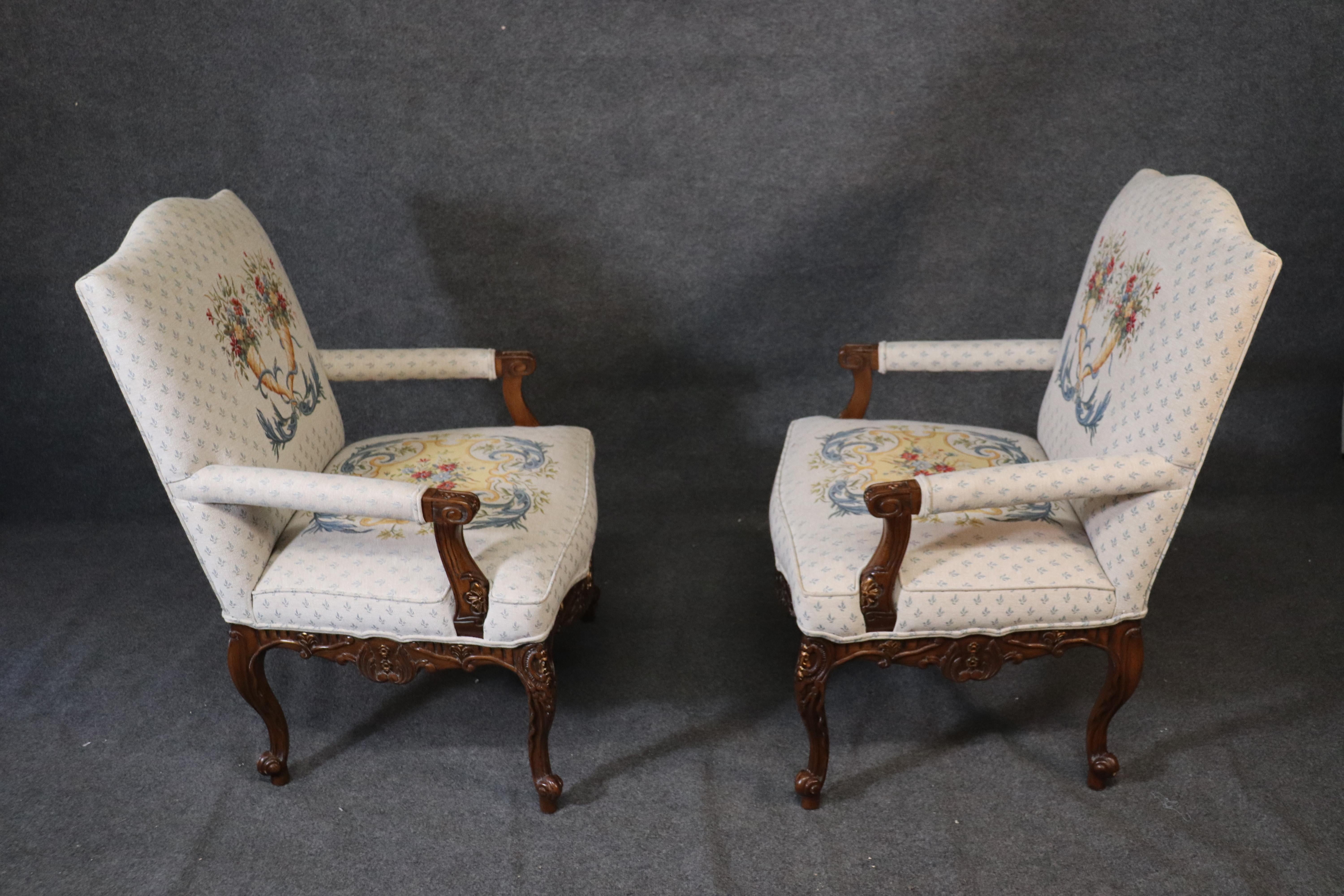 Pair of French Louis XV Carved Gilded Walnut Fauteuills Armchairs, circa 1970 4