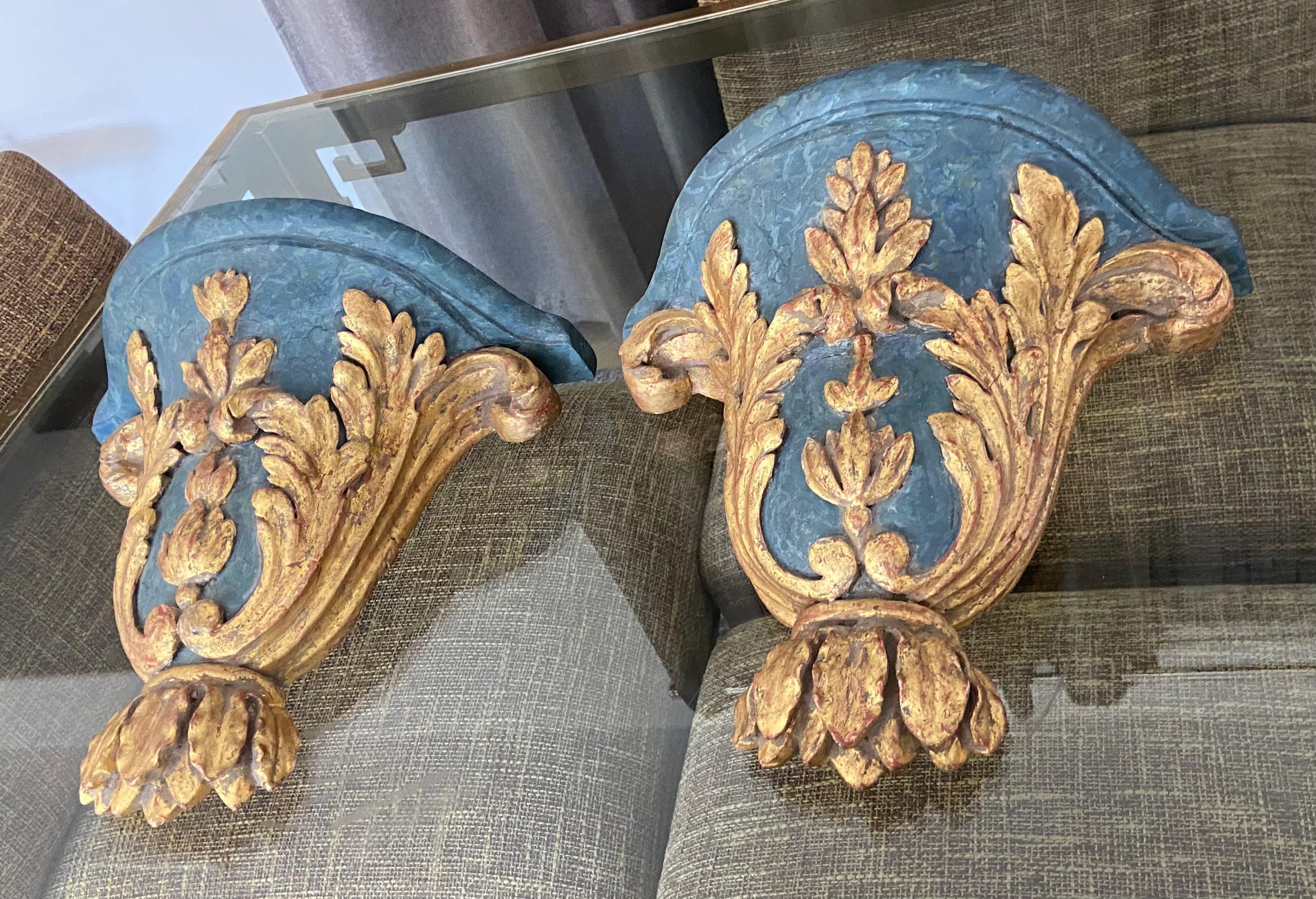 XIXe siècle Paire de supports muraux français en bois doré Louis XV  en vente