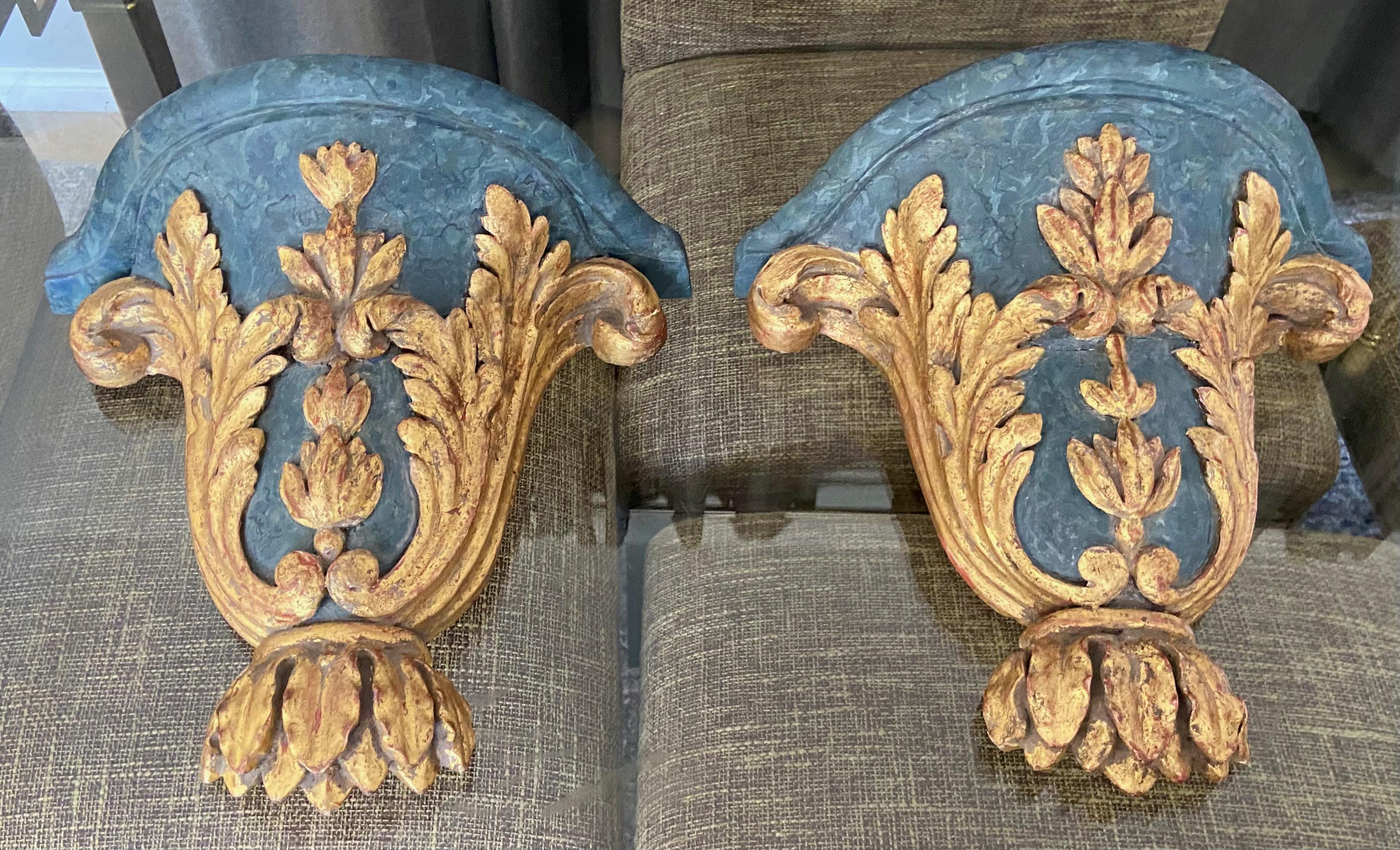 Paar französische Louis-XV-Wandhalterungen aus vergoldetem Holz  (Vergoldetes Holz) im Angebot