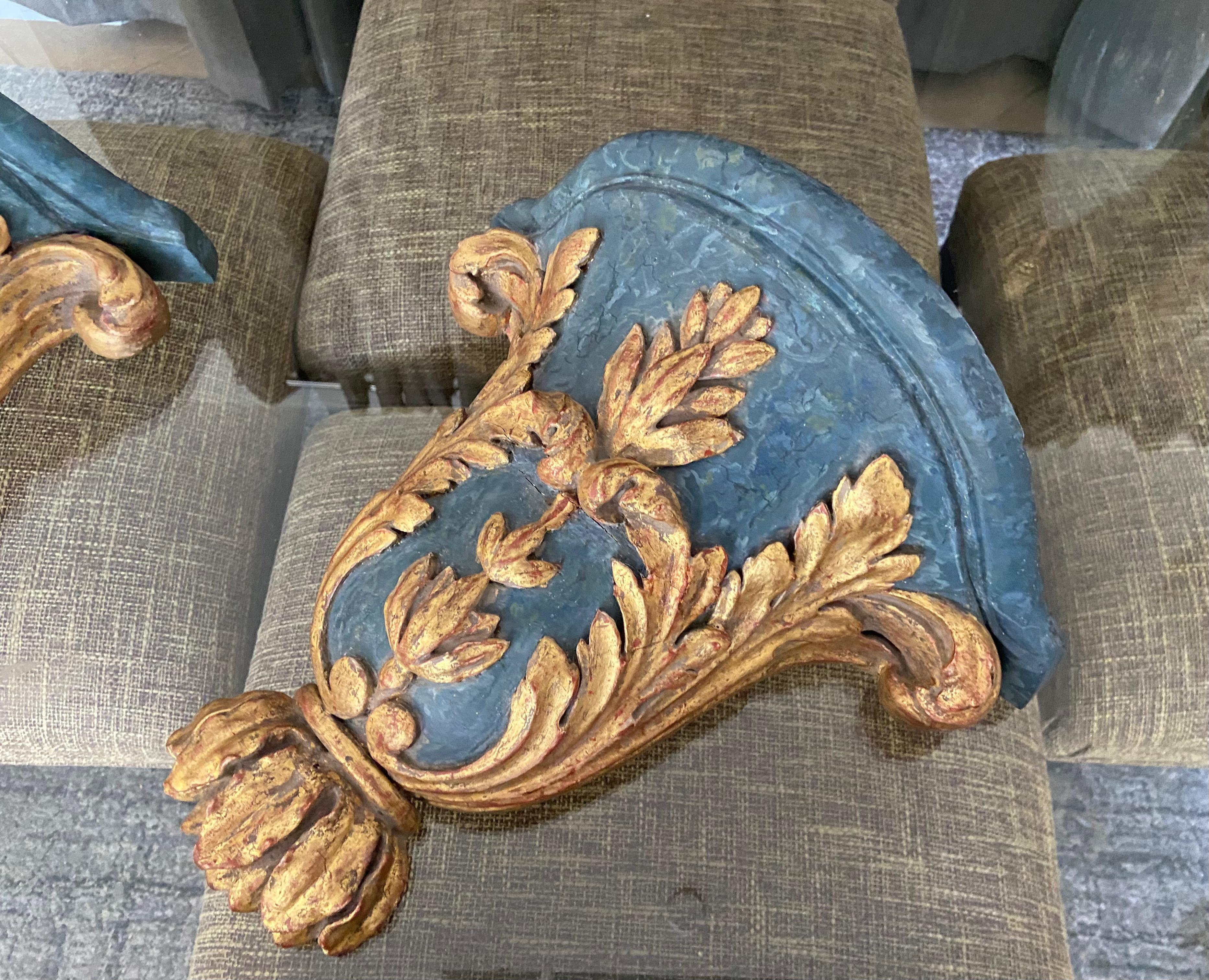 Paar französische Louis-XV-Wandhalterungen aus vergoldetem Holz  im Angebot 1