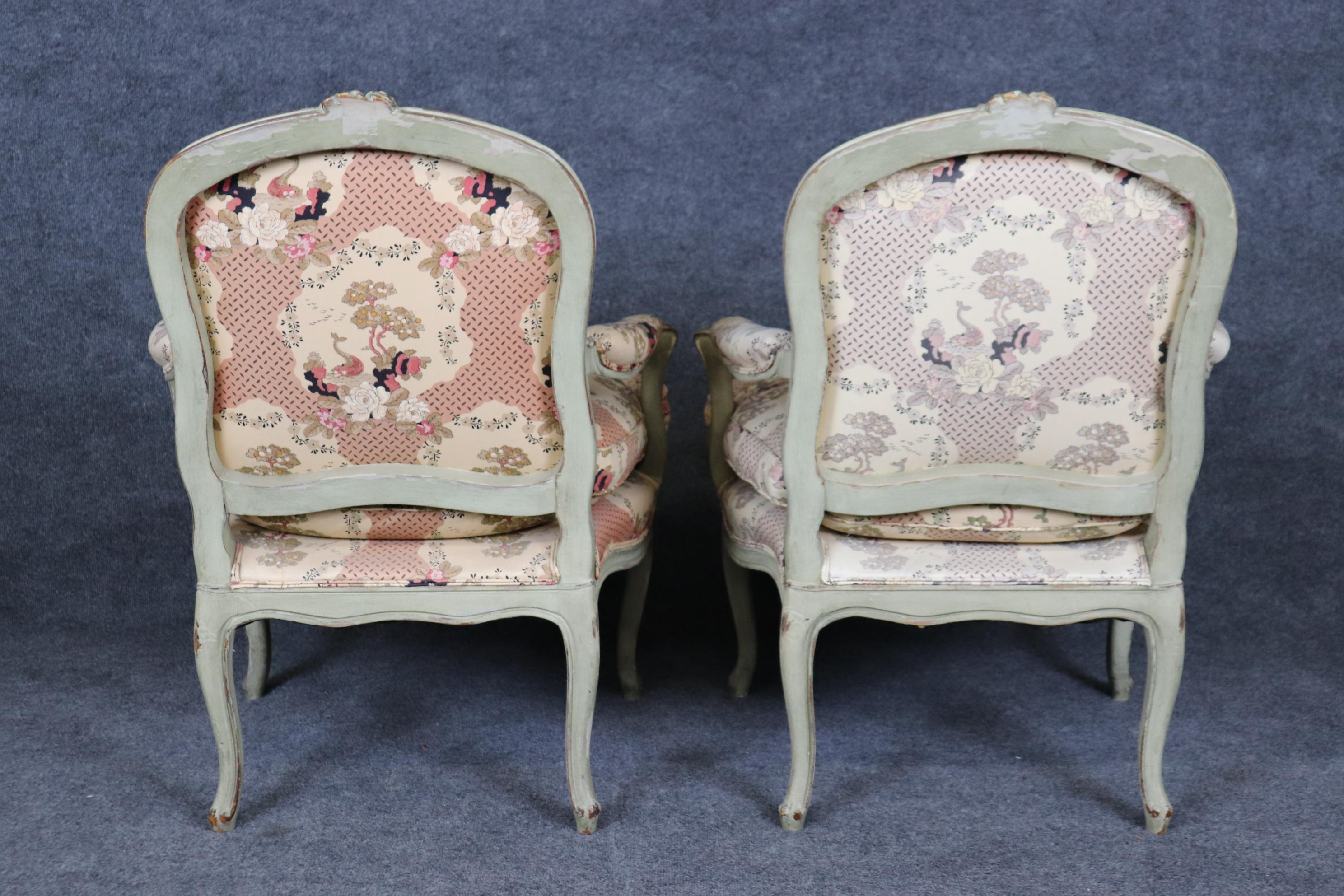 Pair French Louis XV Gray Paint Decorated Carved French Louis XV Bergere Chairs In Good Condition In Swedesboro, NJ