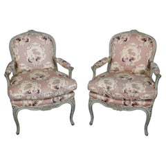 Pareja de Sillas Bergere Francesas Luis XV Talladas y Decoradas con Pintura Gris