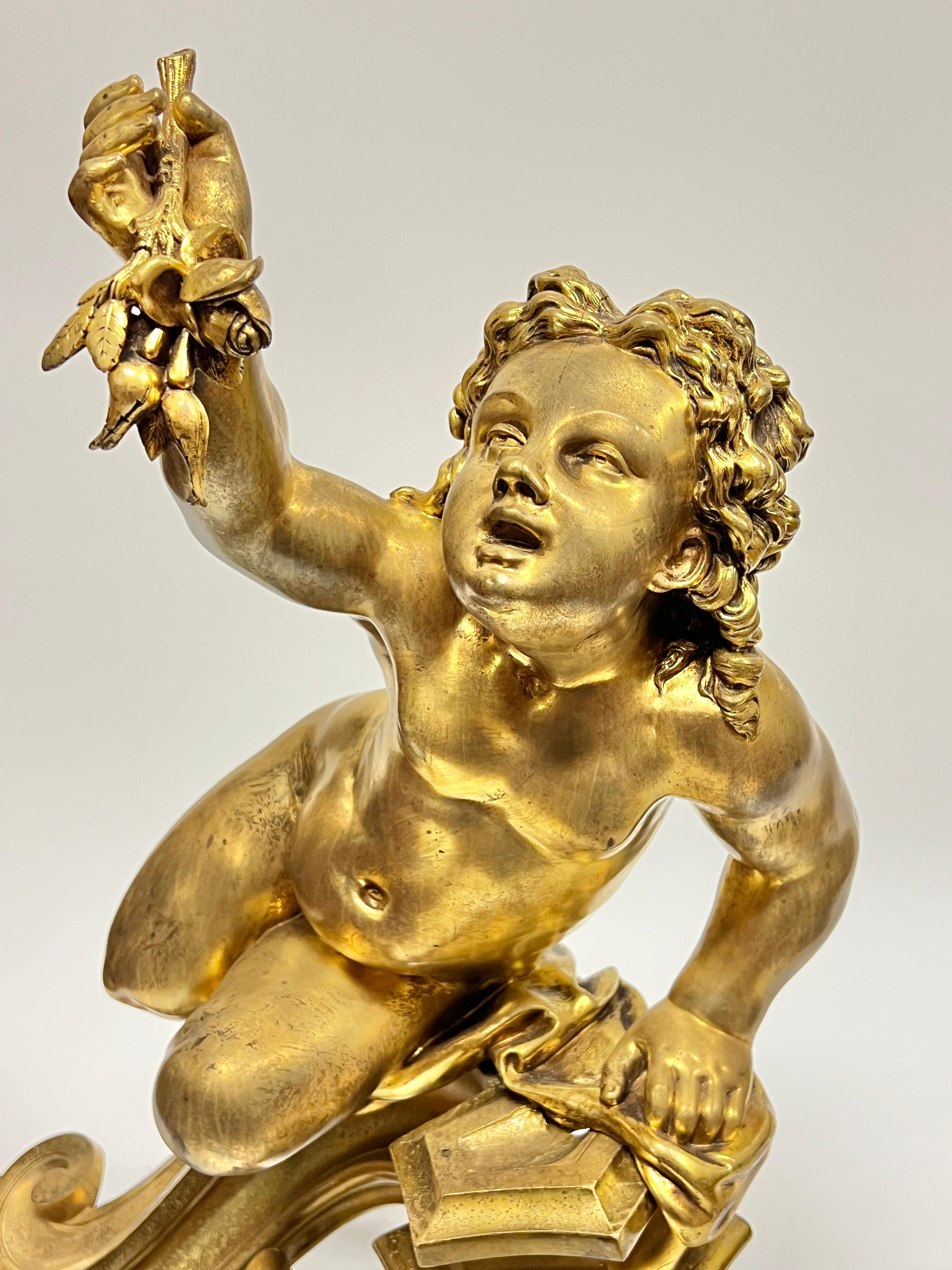 Pareja Andirones / Chenets Figurales Putti de Bronce Dorado Estilo Luis XV French Rococo en Bueno estado para la venta en New York, NY