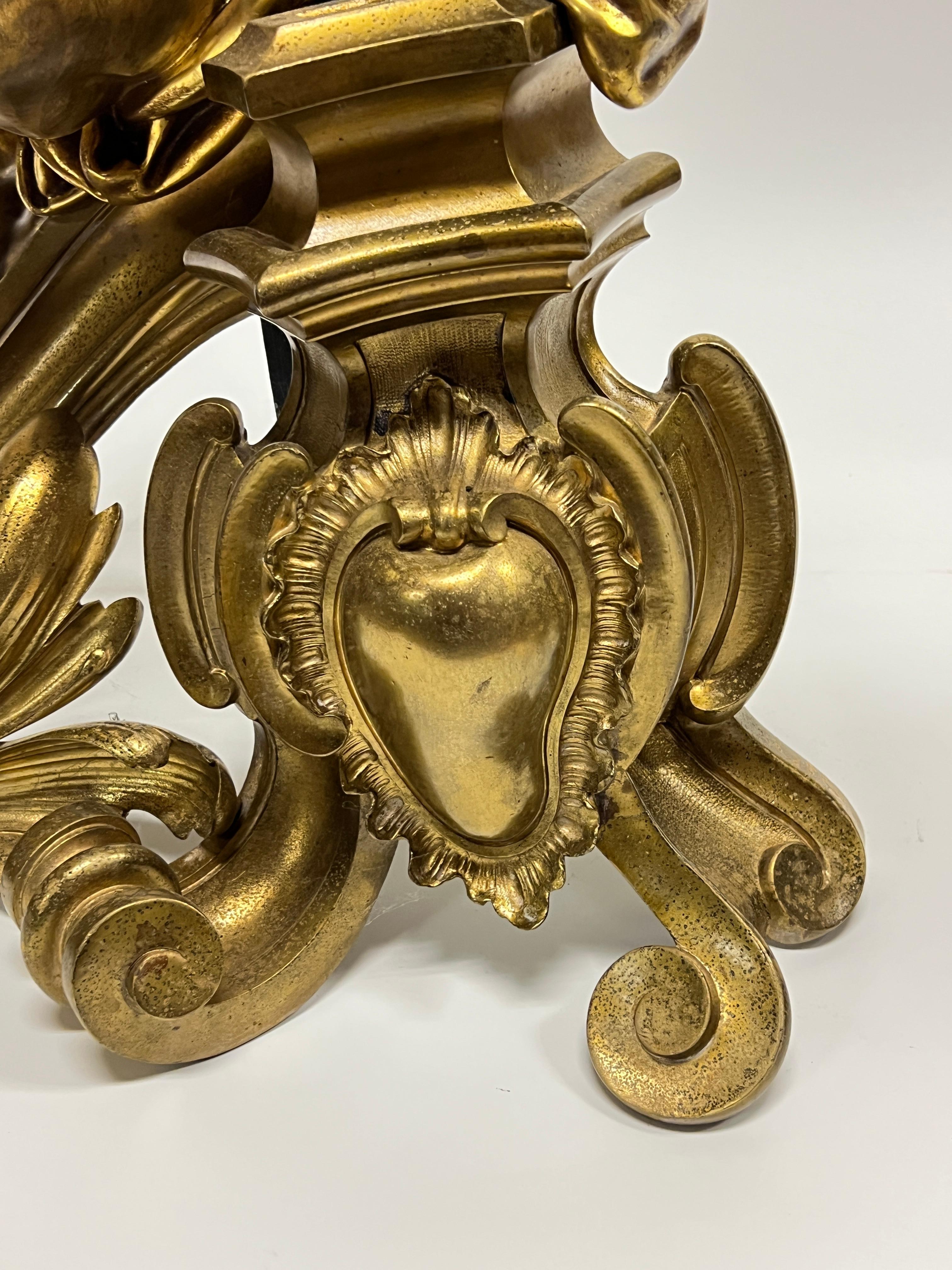 Pareja Andirones / Chenets Figurales Putti de Bronce Dorado Estilo Luis XV French Rococo siglo XIX en venta