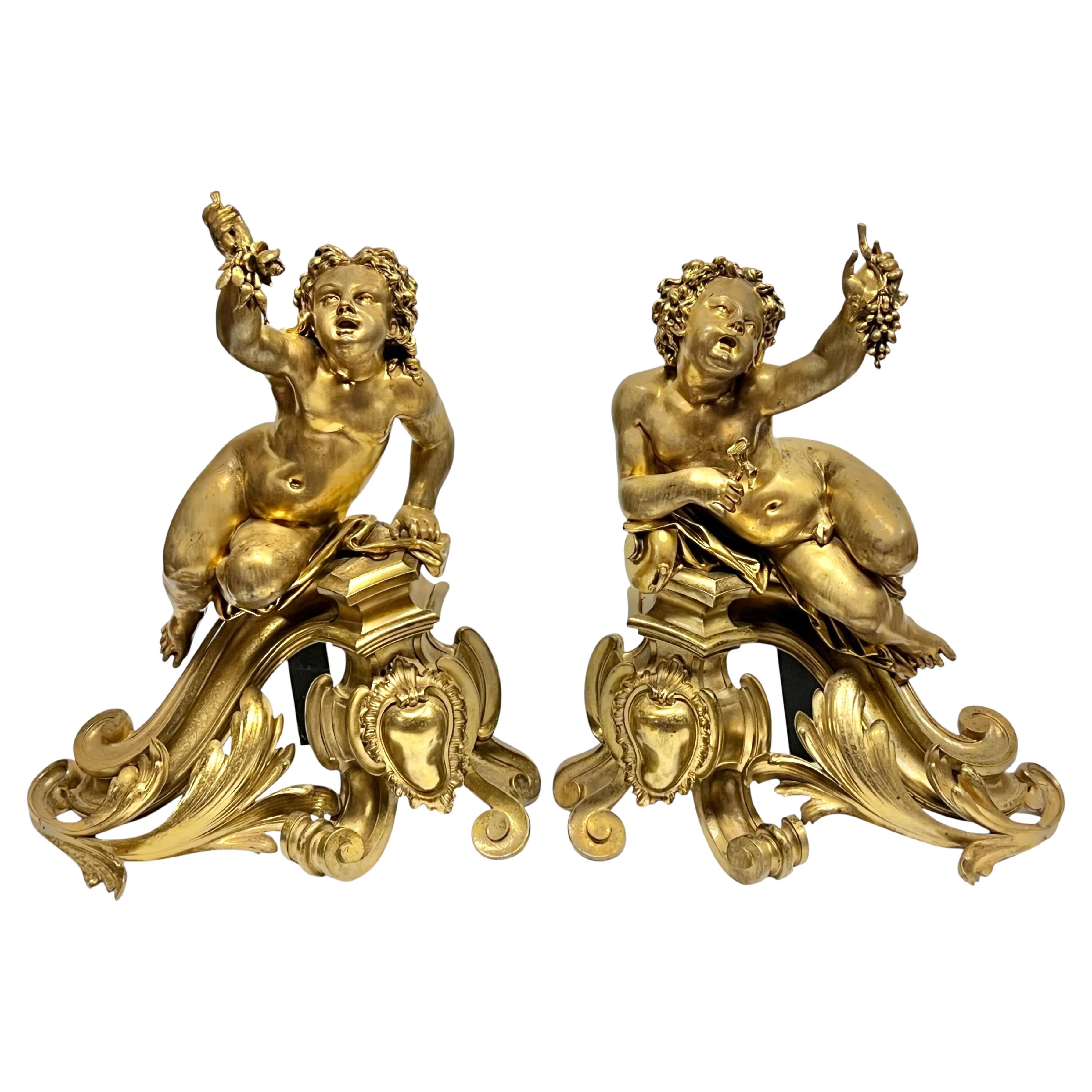 Pareja Andirones / Chenets Figurales Putti de Bronce Dorado Estilo Luis XV French Rococo en venta