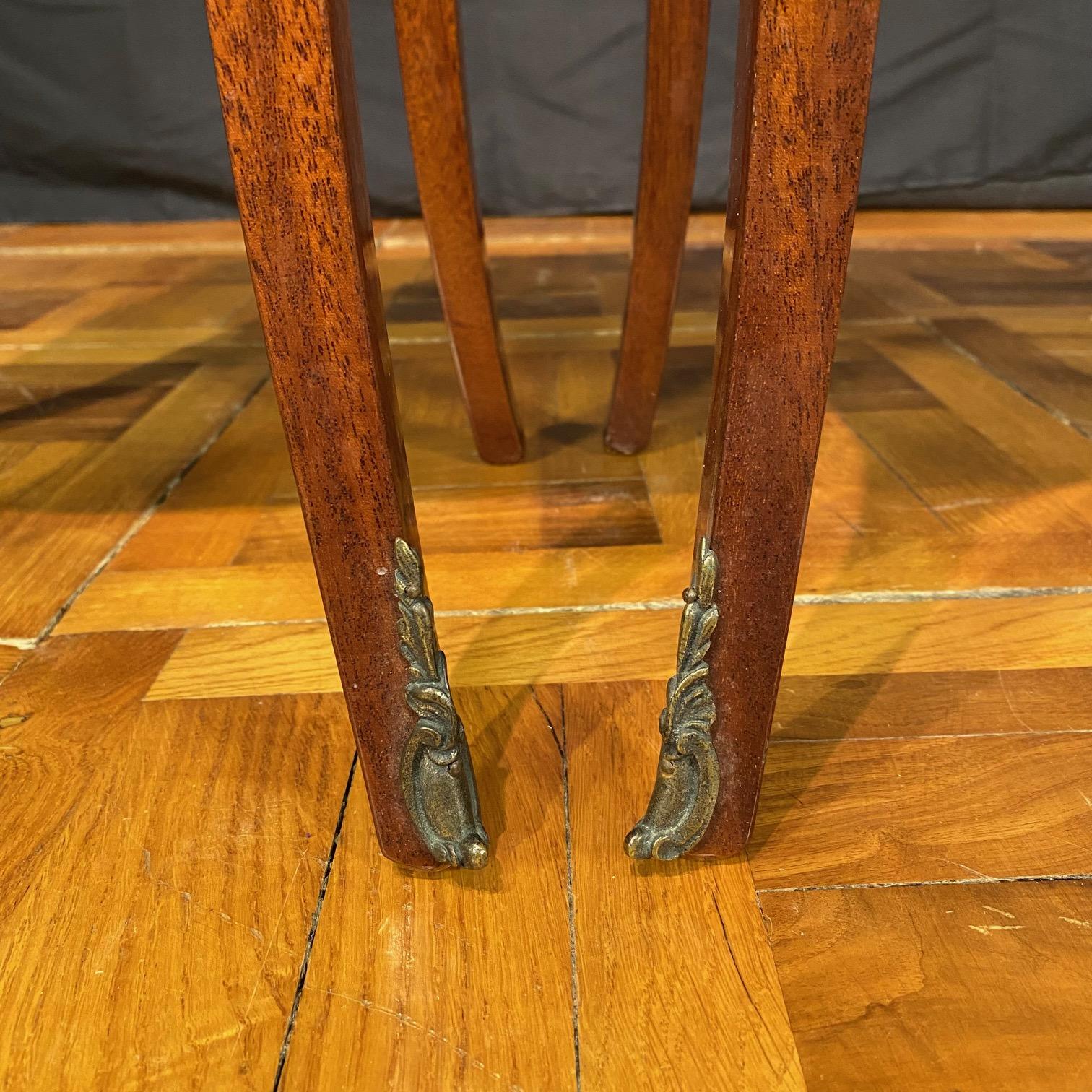 Coppia di comodini francesi Luigi XV in legno satinato con intarsi e piani in marmo in vendita 4