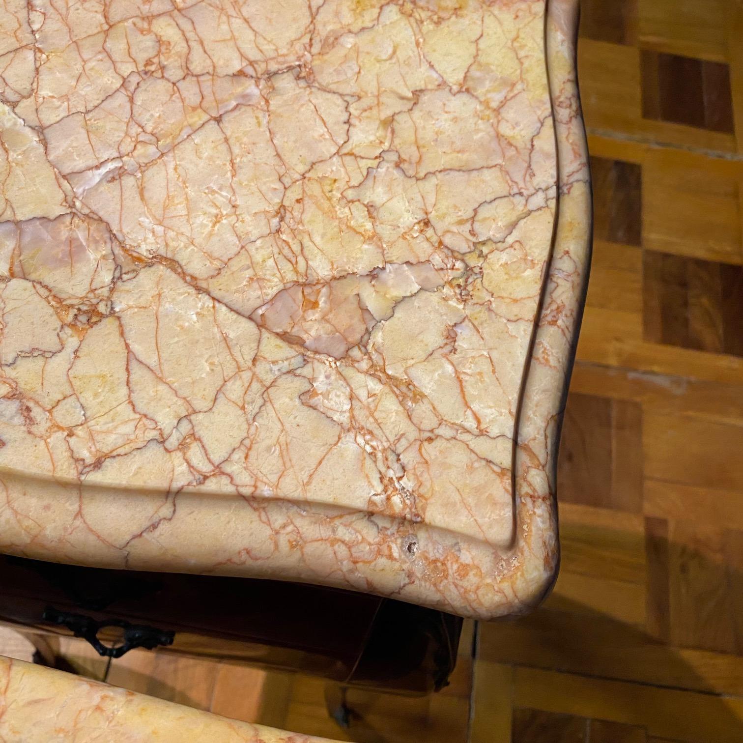 Coppia di comodini francesi Luigi XV in legno satinato con intarsi e piani in marmo in vendita 5
