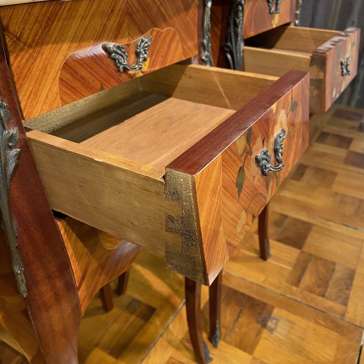 Coppia di comodini francesi Luigi XV in legno satinato con intarsi e piani in marmo in vendita 7