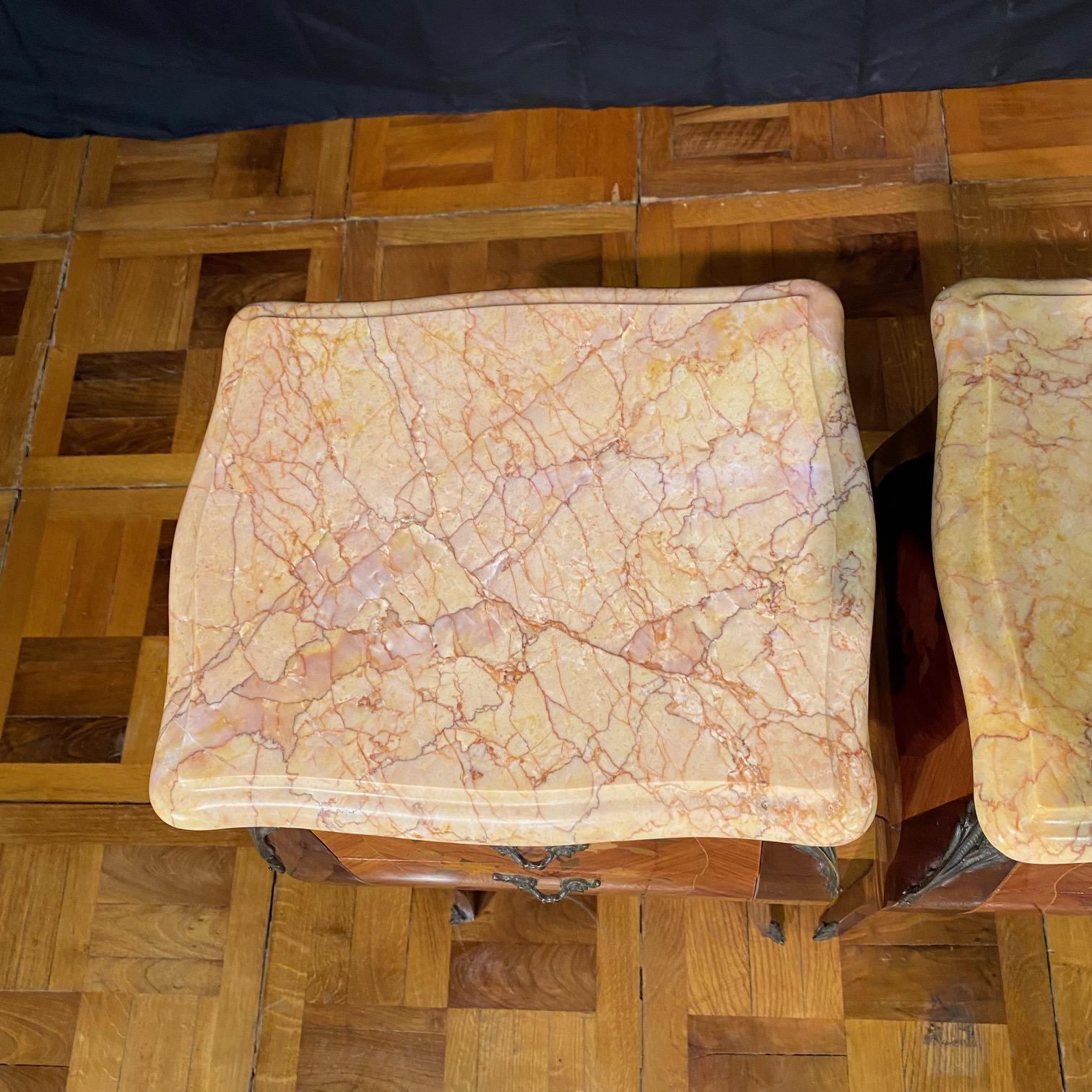 Francese Coppia di comodini francesi Luigi XV in legno satinato con intarsi e piani in marmo in vendita