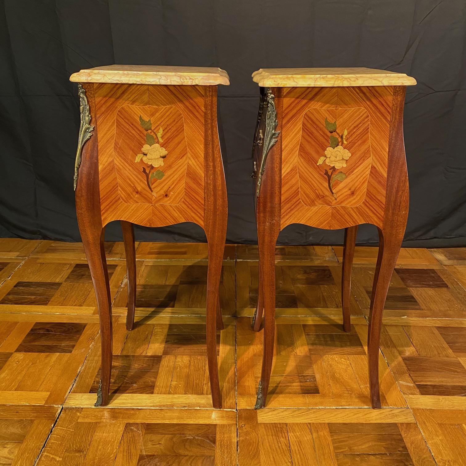 Legno di seta Coppia di comodini francesi Luigi XV in legno satinato con intarsi e piani in marmo in vendita