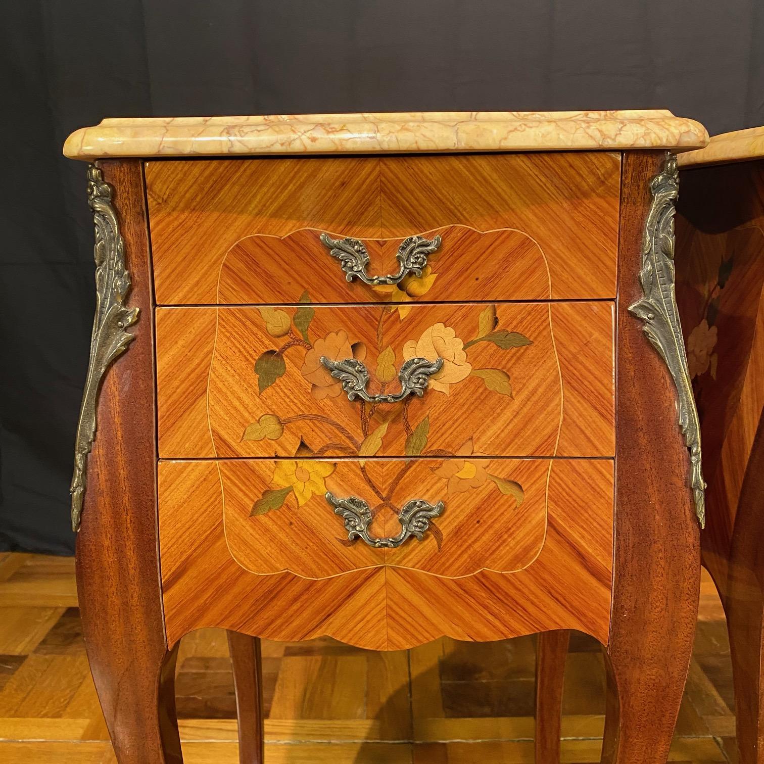 Coppia di comodini francesi Luigi XV in legno satinato con intarsi e piani in marmo in vendita 3