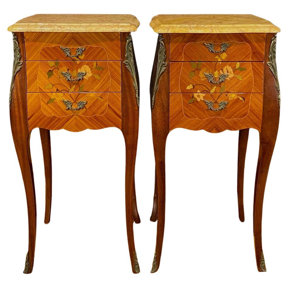 Paire de tables de nuit françaises Louis XV en bois satiné avec marqueterie et plateaux en marbre