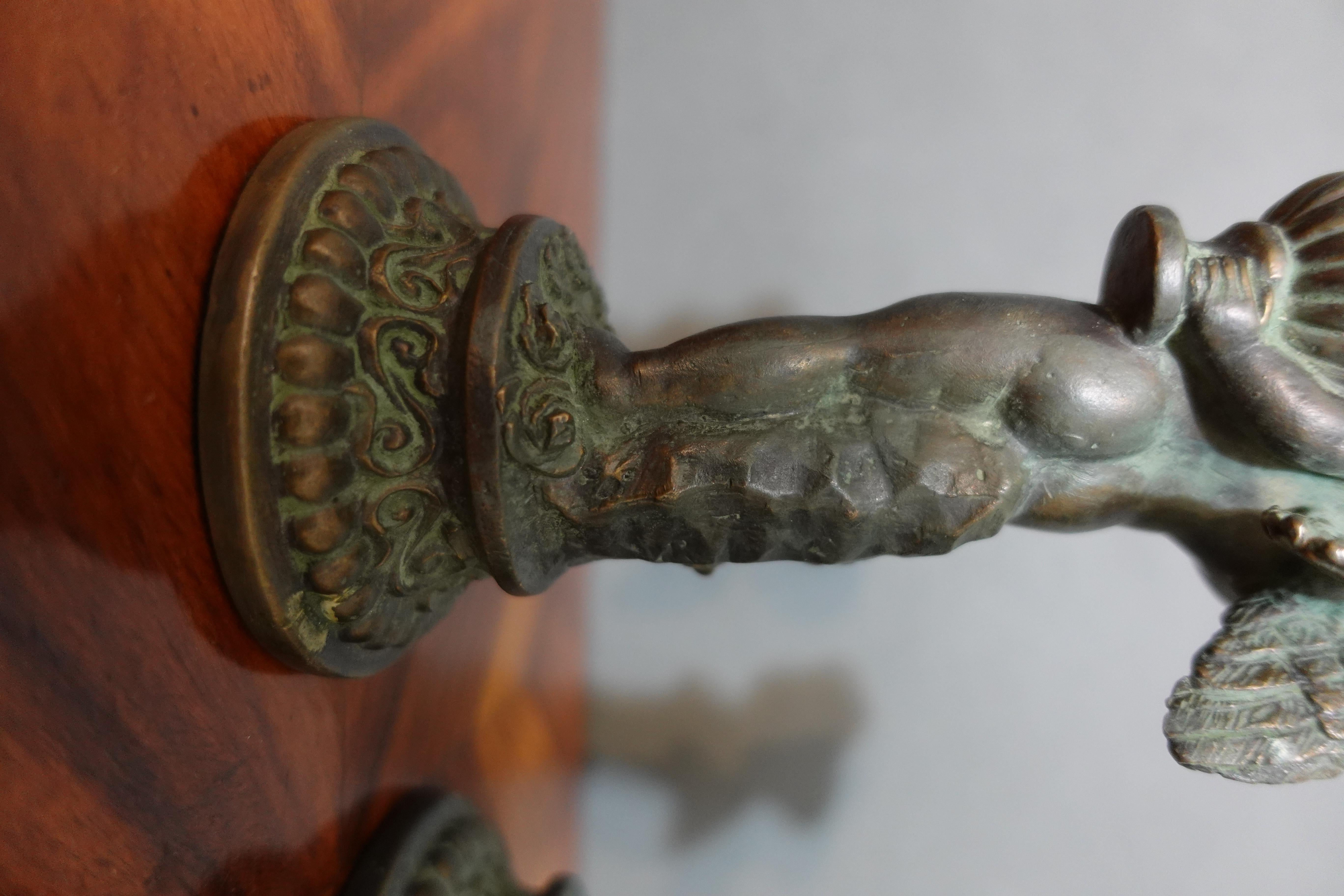 Paire de bougeoirs français de style Louis XV en bronze, modelés comme des chérubins avec paniers en vente 6