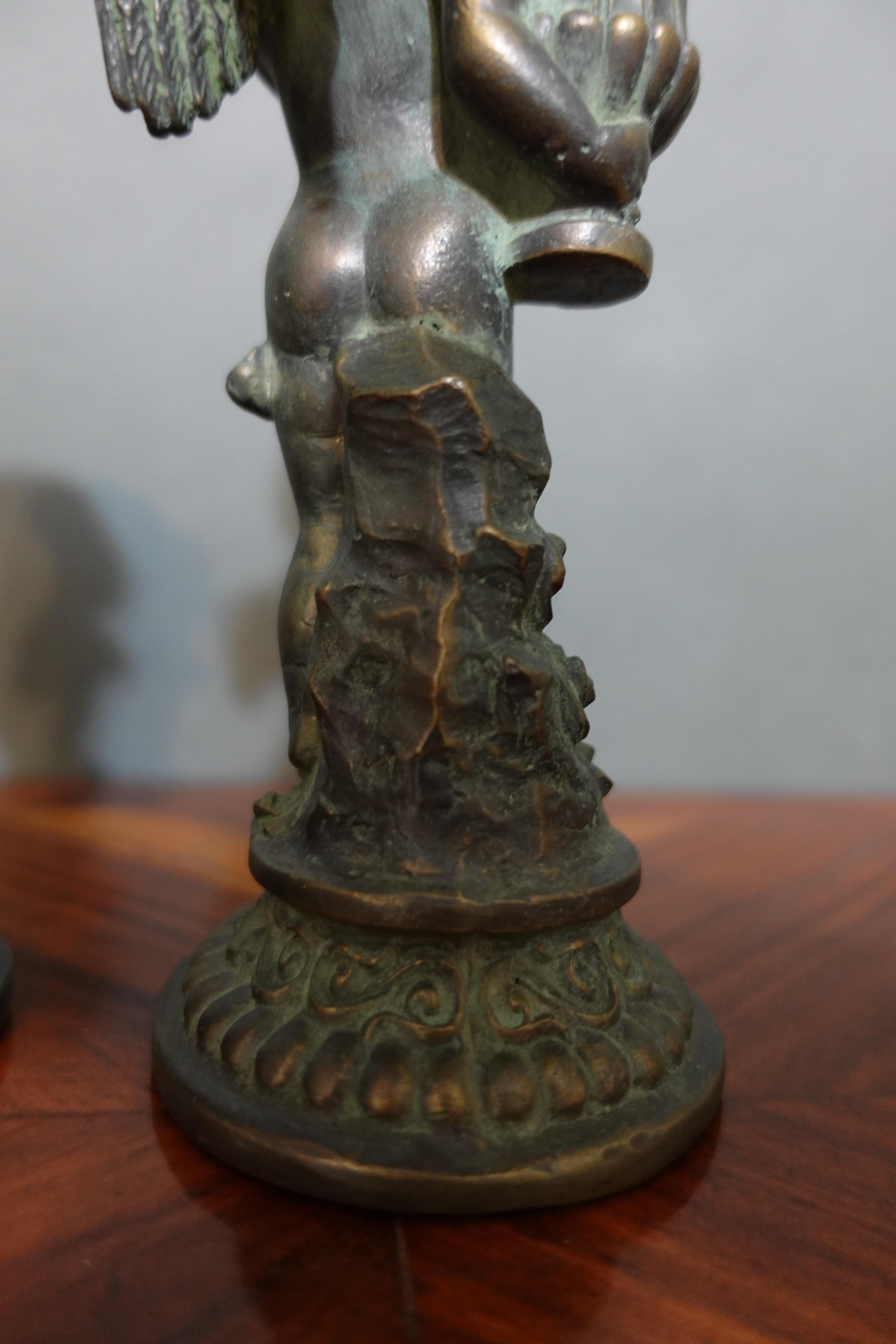 Coppia di candelabri francesi in bronzo in stile Luigi XV, raffiguranti cherubini con cestini in vendita 12