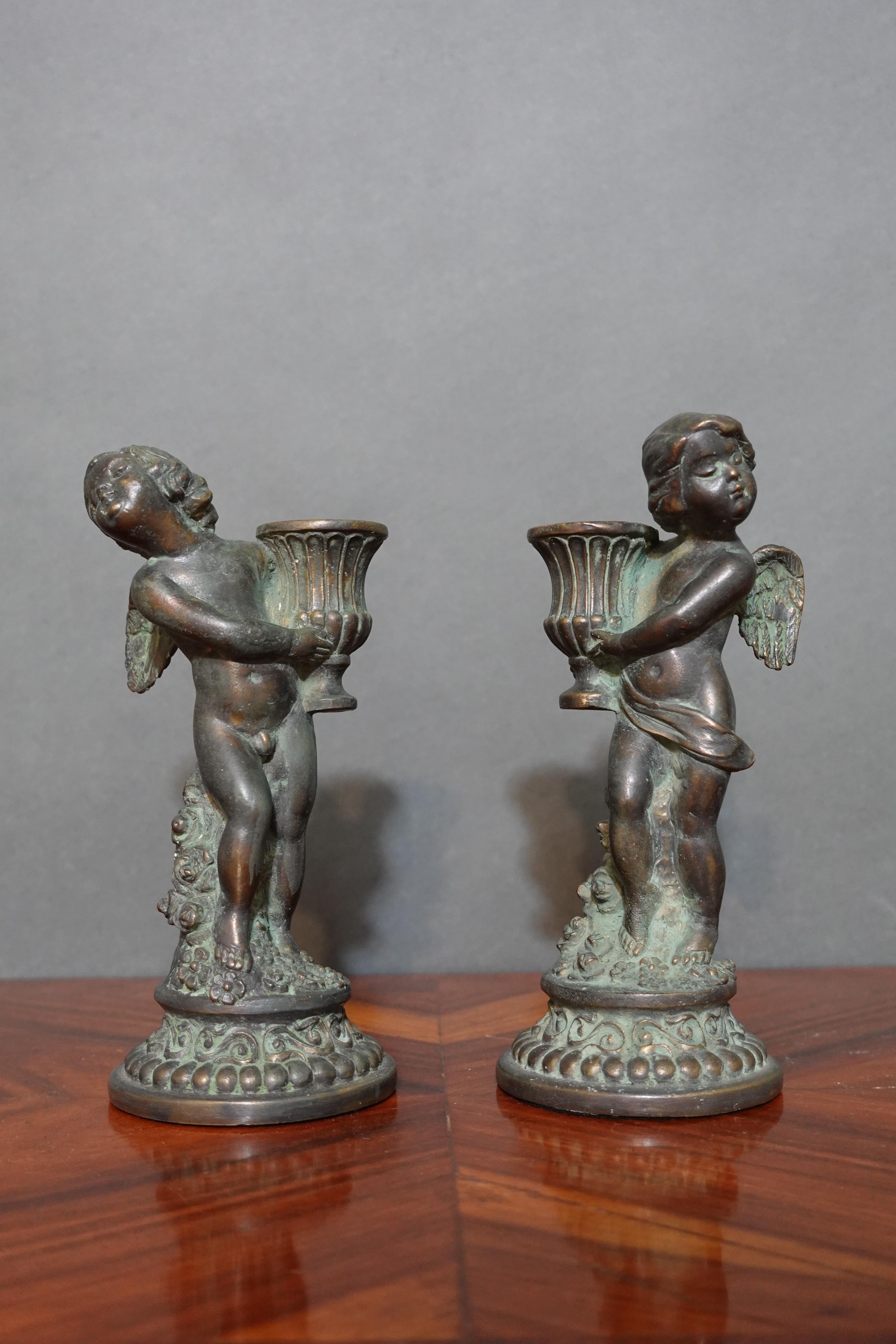 Une paire de chandeliers français de style Louis XV en bronze, modelés en chérubins avec des paniers.
Une paire d'œuvres d'art si adorables avec les formes d'angles du garçon et de la fille.

  