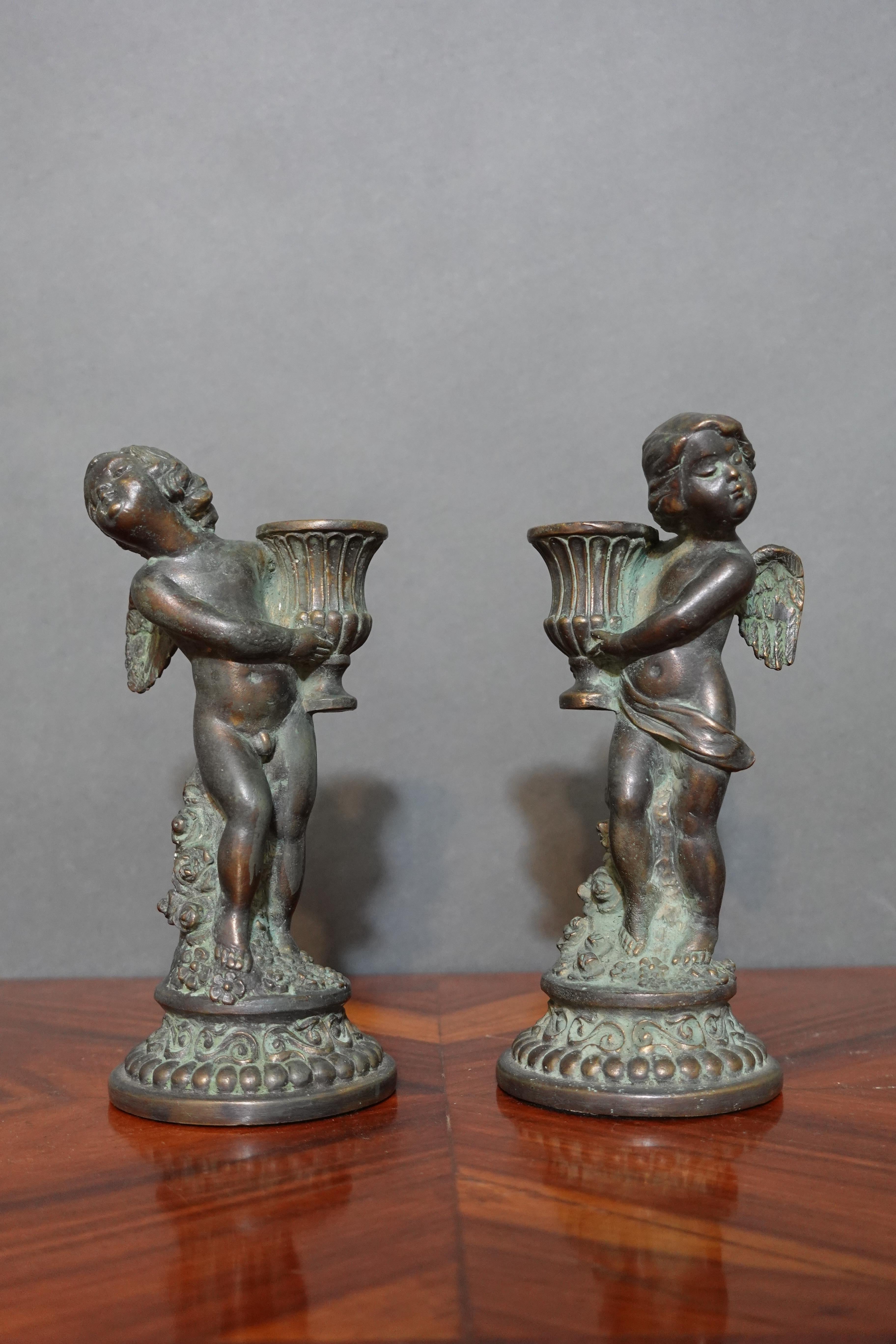 Coppia di candelabri francesi in stile Luigi XV realizzati in bronzo, modellati come cherubini con cesti.
Un'adorabile coppia di opere d'arte con le forme angolari del ragazzo e della ragazza.

  