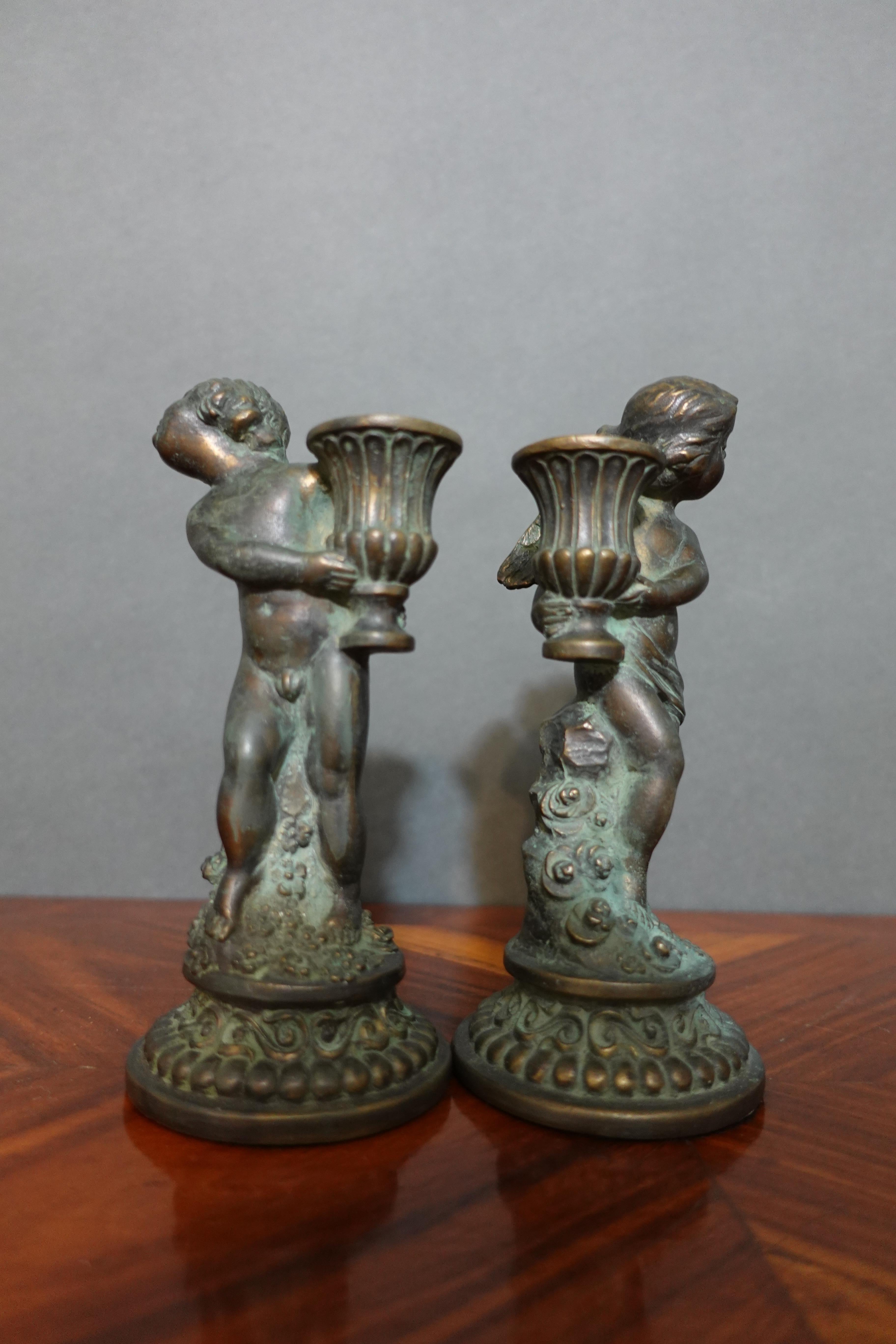Coppia di candelabri francesi in bronzo in stile Luigi XV, raffiguranti cherubini con cestini in vendita 13