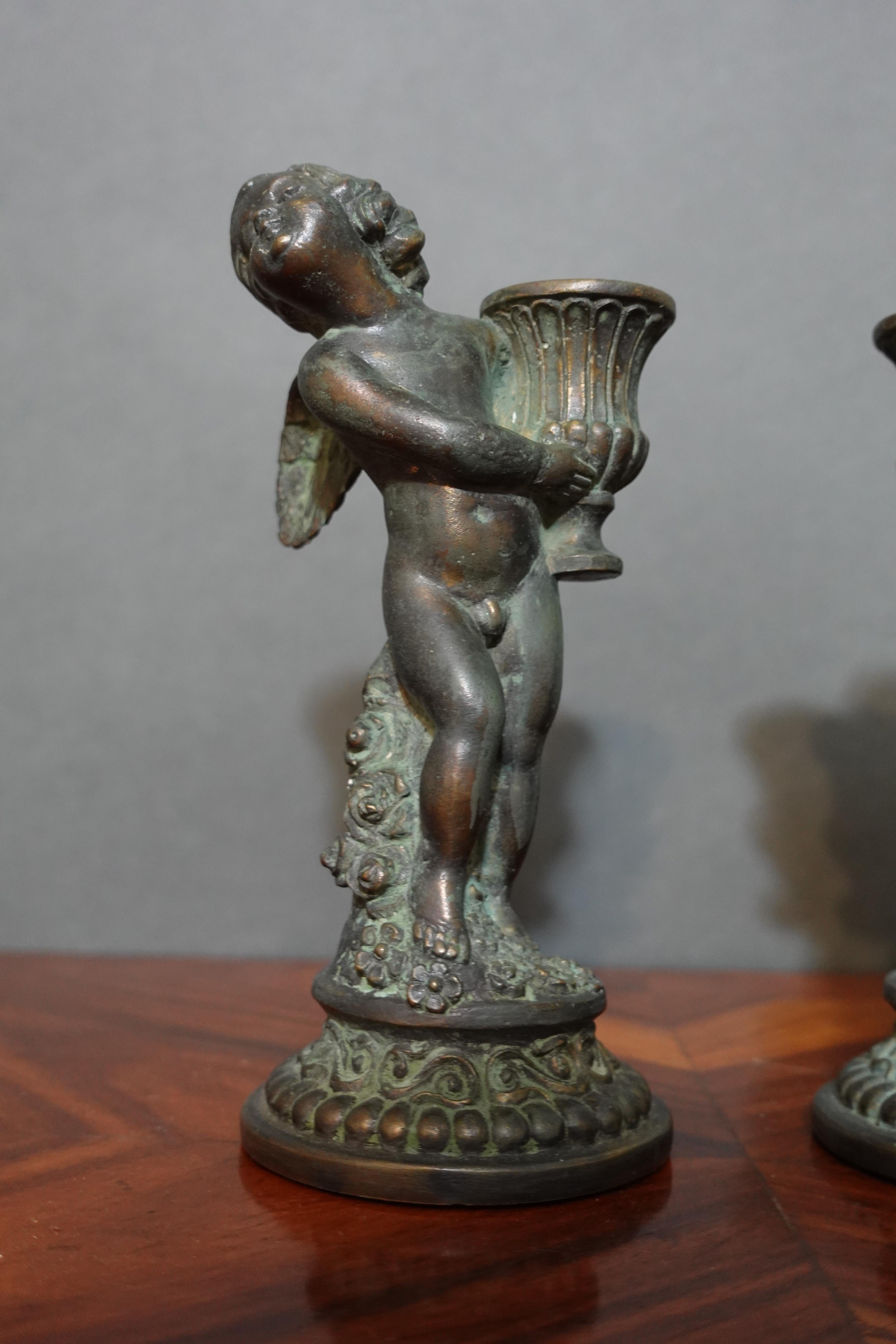 Nord-américain Paire de bougeoirs français de style Louis XV en bronze, modelés comme des chérubins avec paniers en vente