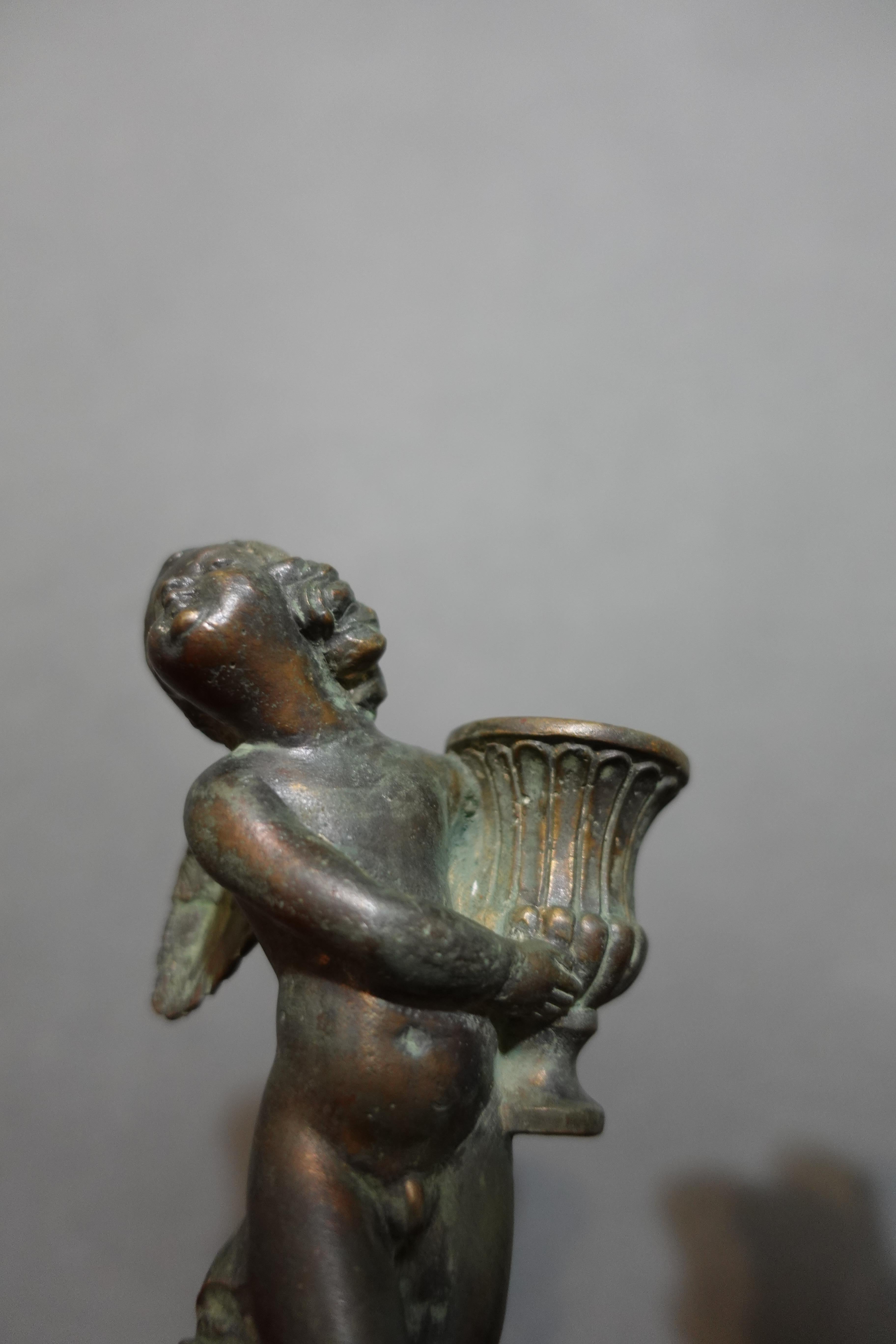 Bronze Paire de bougeoirs français de style Louis XV en bronze, modelés comme des chérubins avec paniers en vente
