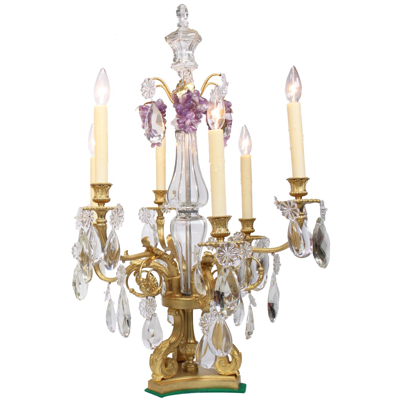 Très belle paire de lampes de table Girandoles à six lumières de style Louis XV français du XIXe siècle, en bronze doré et verre taillé, à la manière de Baccarat. Le cadre en bronze doré finement ciselé comporte six bras de chandelle à volutes,