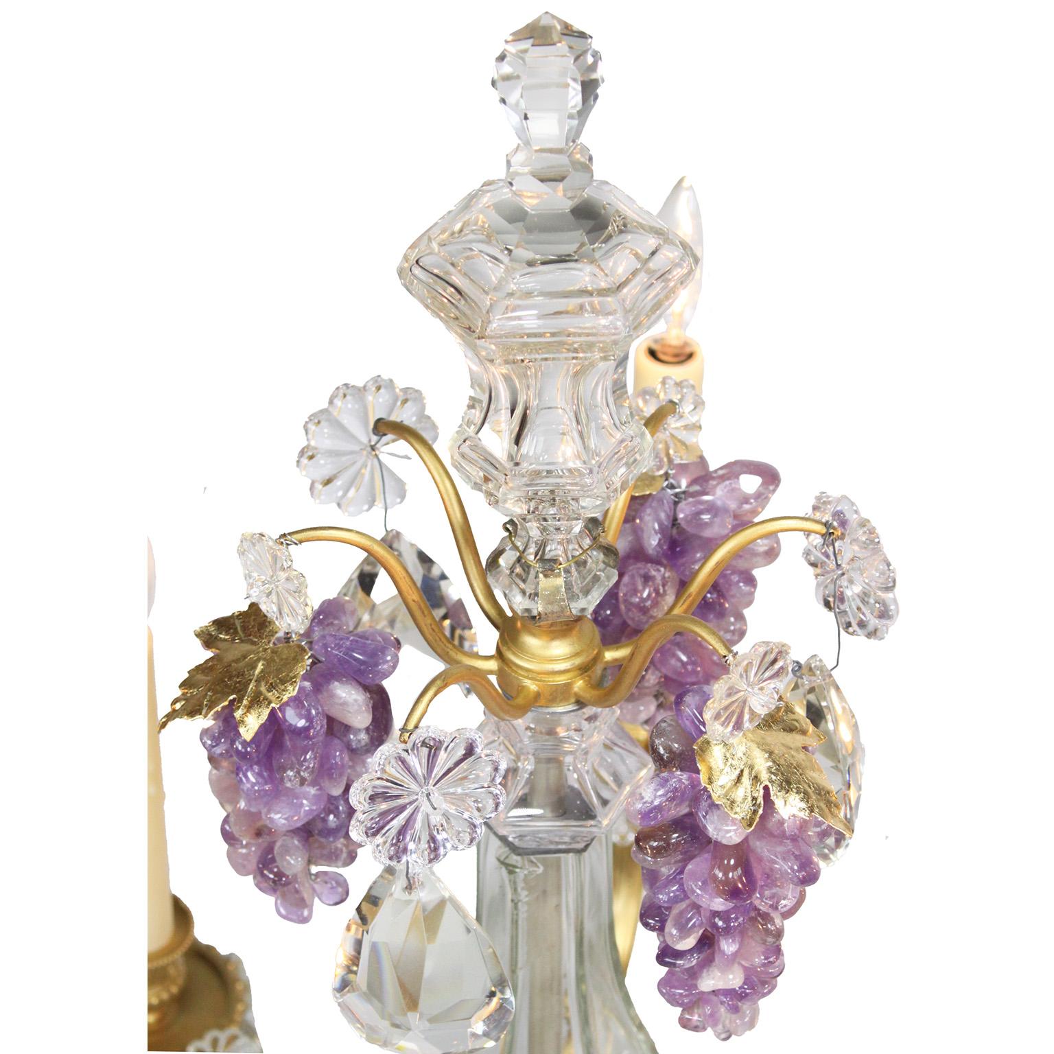 Doré Paire de lampes de table Girandole à 6 lumières de style Louis XV en bronze doré et verre taillé en vente