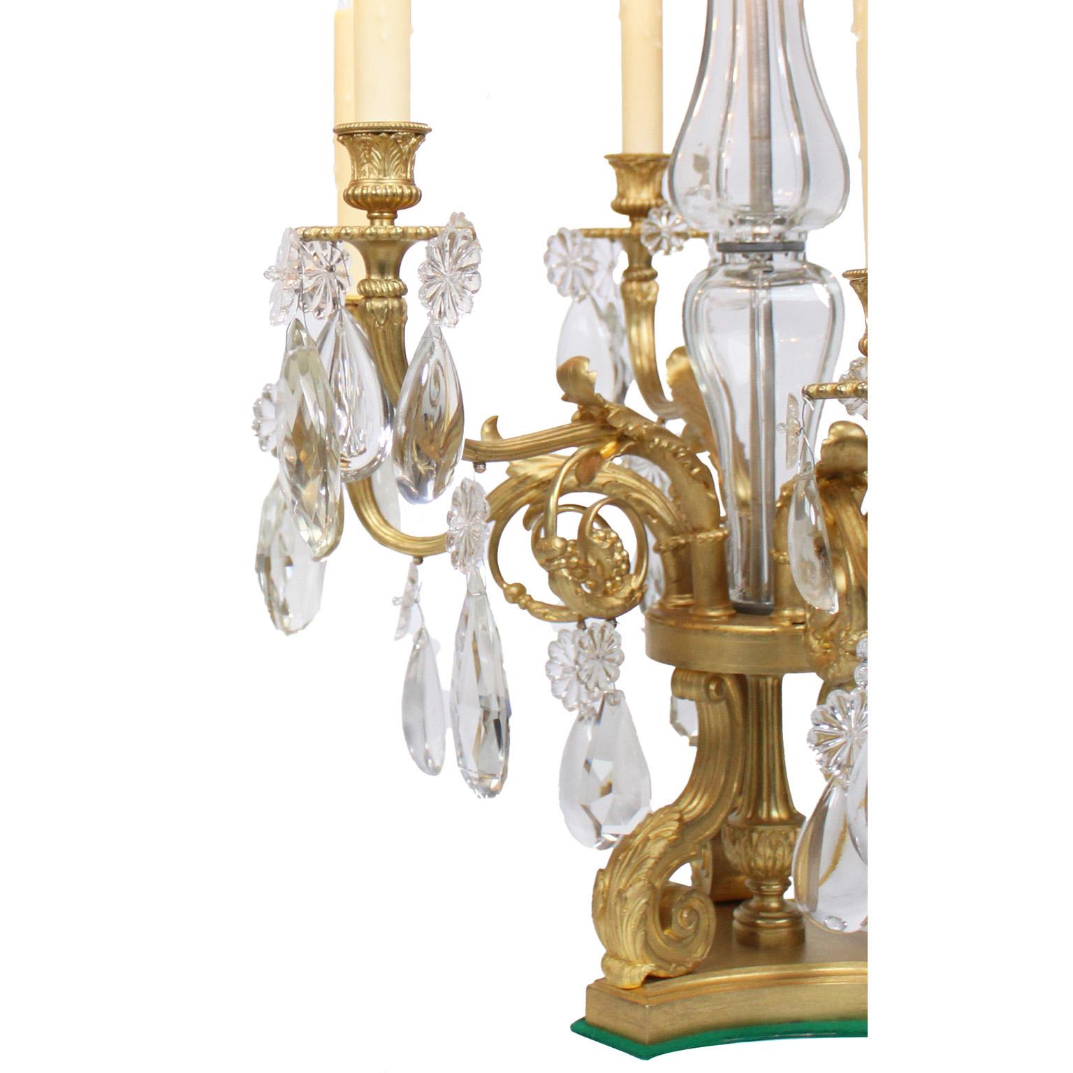 Paire de lampes de table Girandole à 6 lumières de style Louis XV en bronze doré et verre taillé Bon état - En vente à Los Angeles, CA