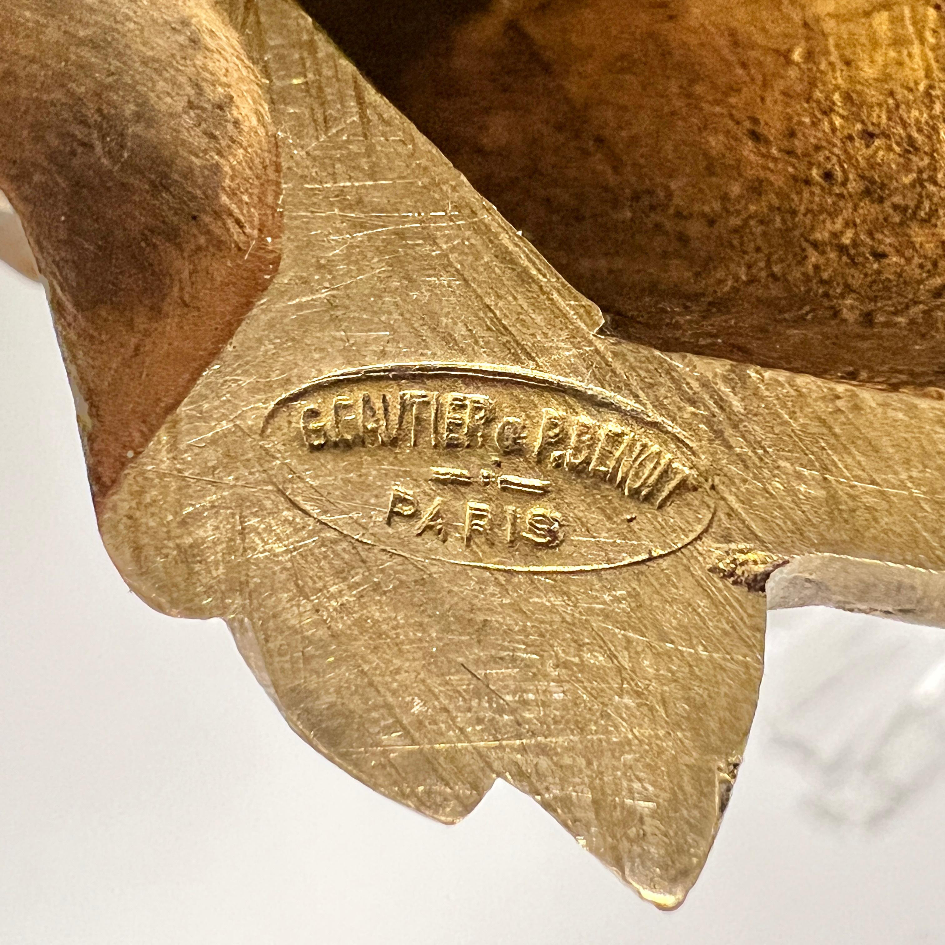 Paar antike (spätes 19. Jahrhundert) Aufsatzschalen, Tazza oder Bonbonschalen, fein gegossen in vergoldeter Bronze mit delphinförmigen Sockeln und Stielen mit außergewöhnlichen muschelförmigen Schalen aus geschliffenem Bleiglas.  Bronze von Gauthier