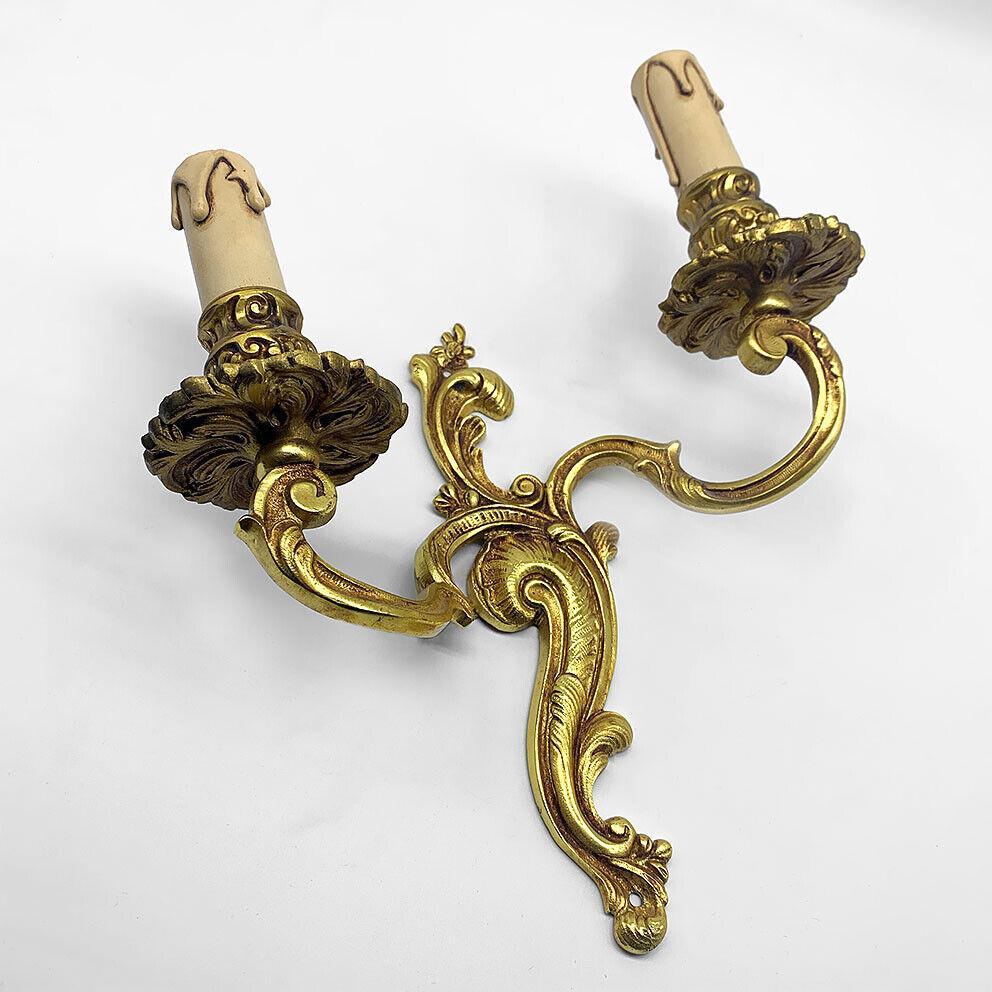 Metà XX secolo Coppia di applique rococò francesi in stile Luigi XV in bronzo dorato firmate da A. Petitot in vendita