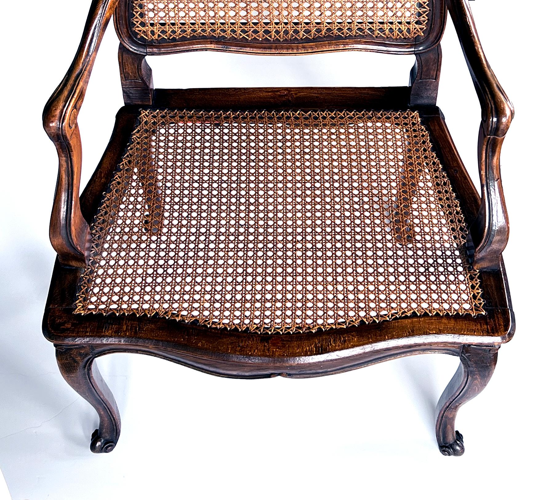 Coppia di poltrone aperte francesi in stile Louis XV con sedute e schienali a canne in vendita 2