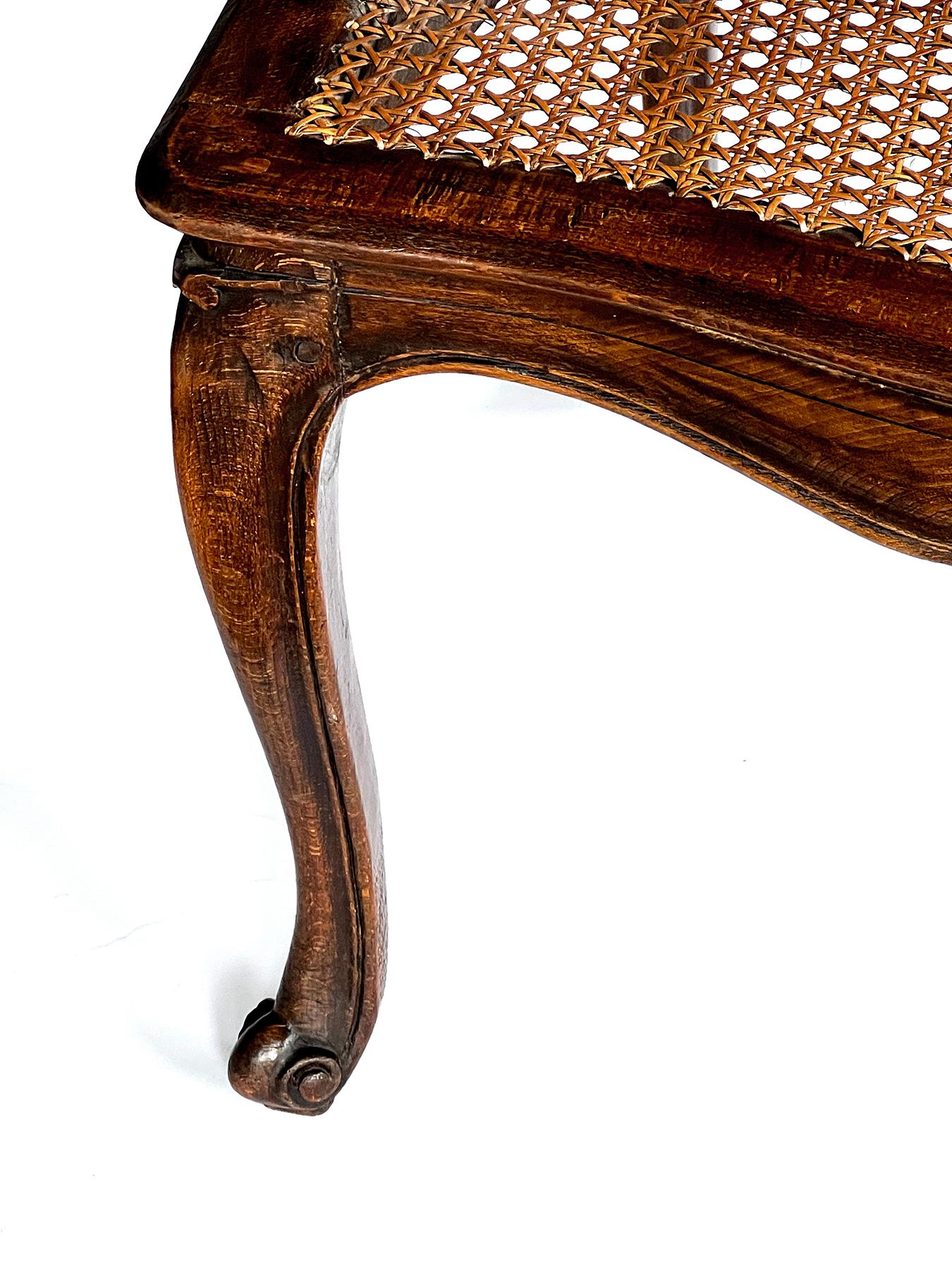 Coppia di poltrone aperte francesi in stile Louis XV con sedute e schienali a canne in vendita 3