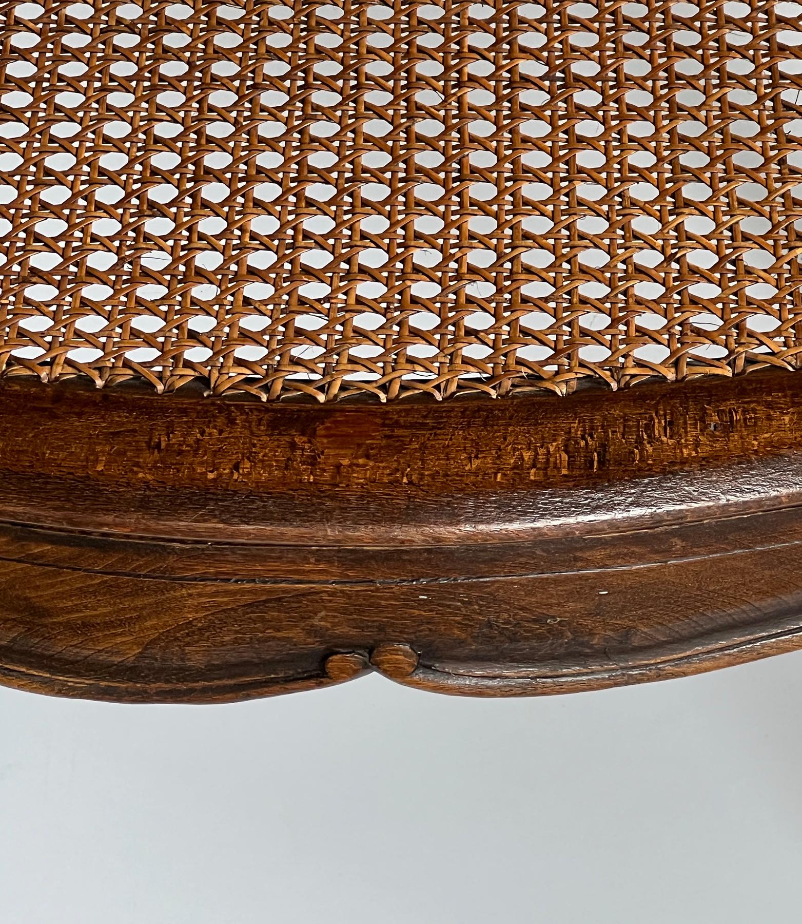 Coppia di poltrone aperte francesi in stile Louis XV con sedute e schienali a canne in vendita 4