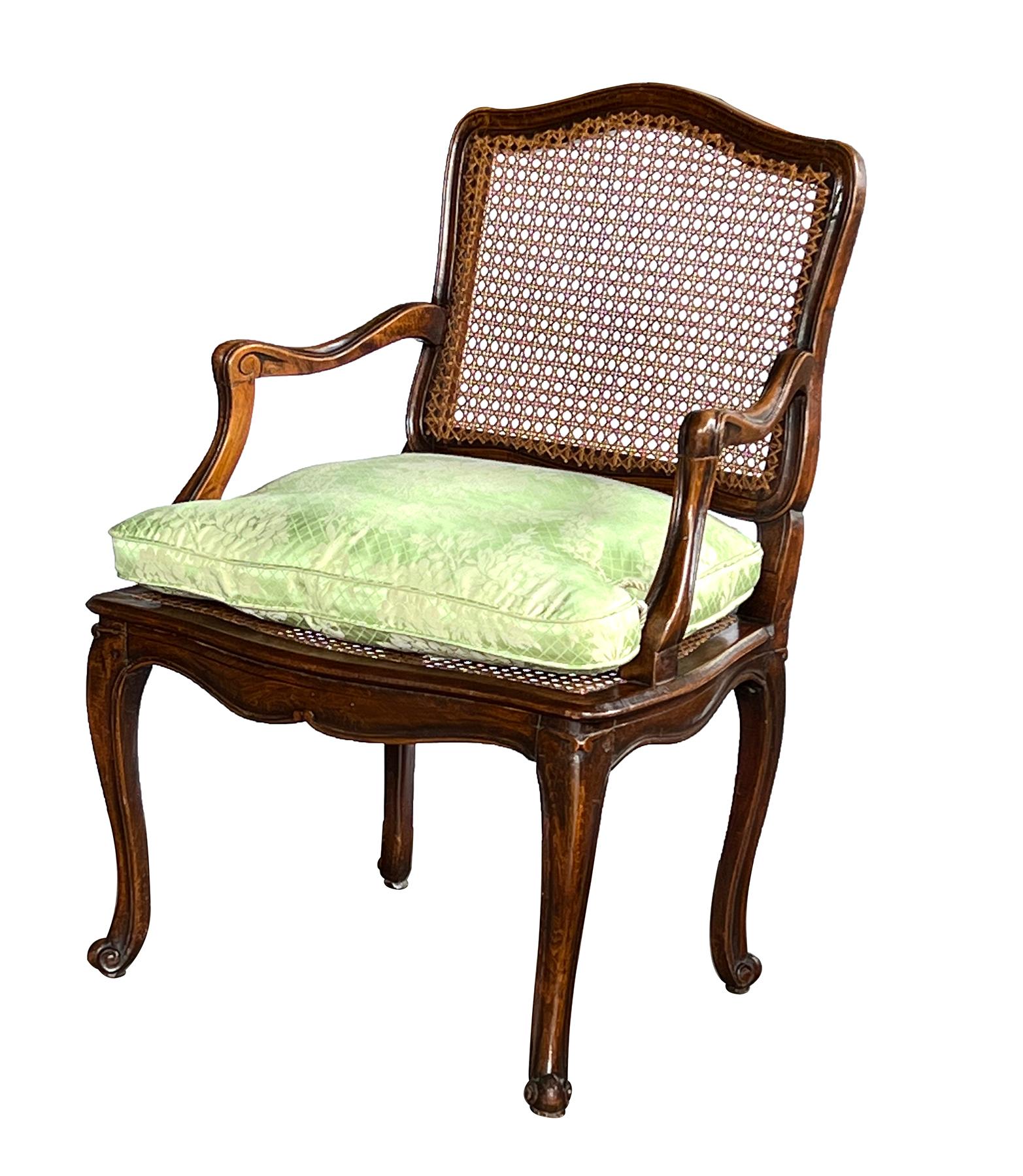 Ciascuna di esse ha una forma elegante con schienale a forma di cartiglio sopra un sedile a serpentina fiancheggiato da braccioli a voluta; il tutto poggia su sostegni a cabriola; con cuscini imbottiti in piuma su misura.