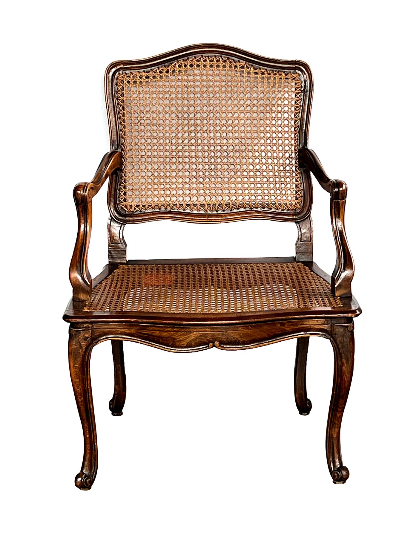 Francese Coppia di poltrone aperte francesi in stile Louis XV con sedute e schienali a canne in vendita