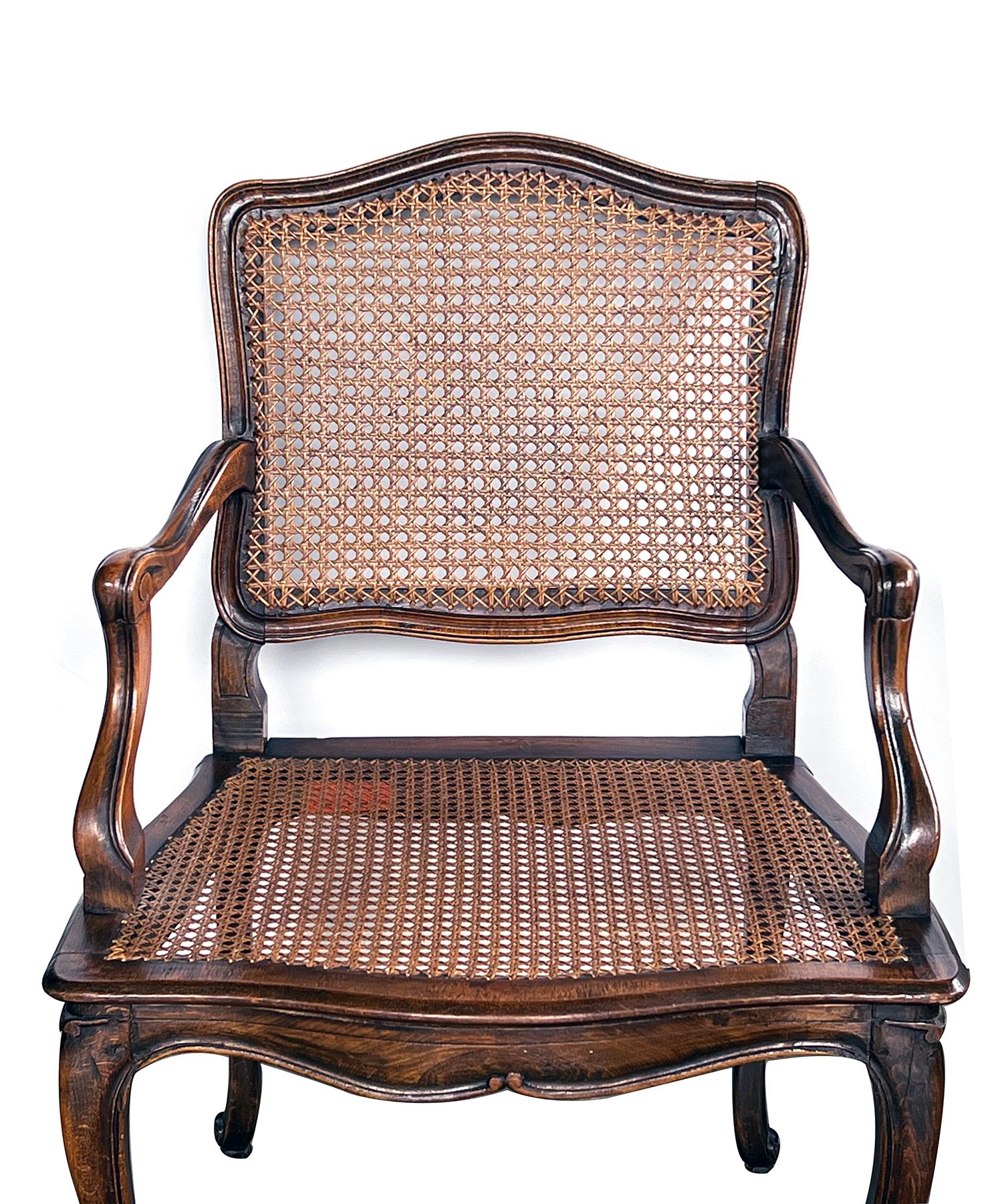 Intagliato Coppia di poltrone aperte francesi in stile Louis XV con sedute e schienali a canne in vendita