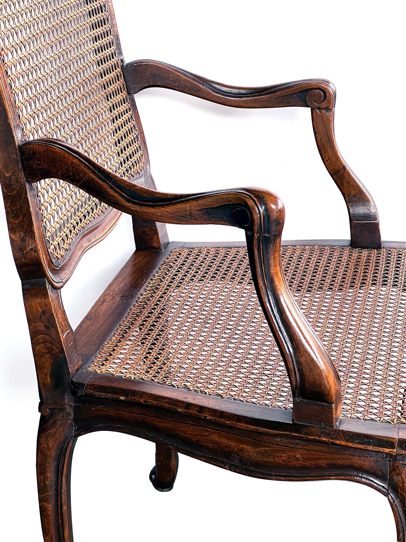 Coppia di poltrone aperte francesi in stile Louis XV con sedute e schienali a canne In condizioni buone in vendita a San Francisco, CA