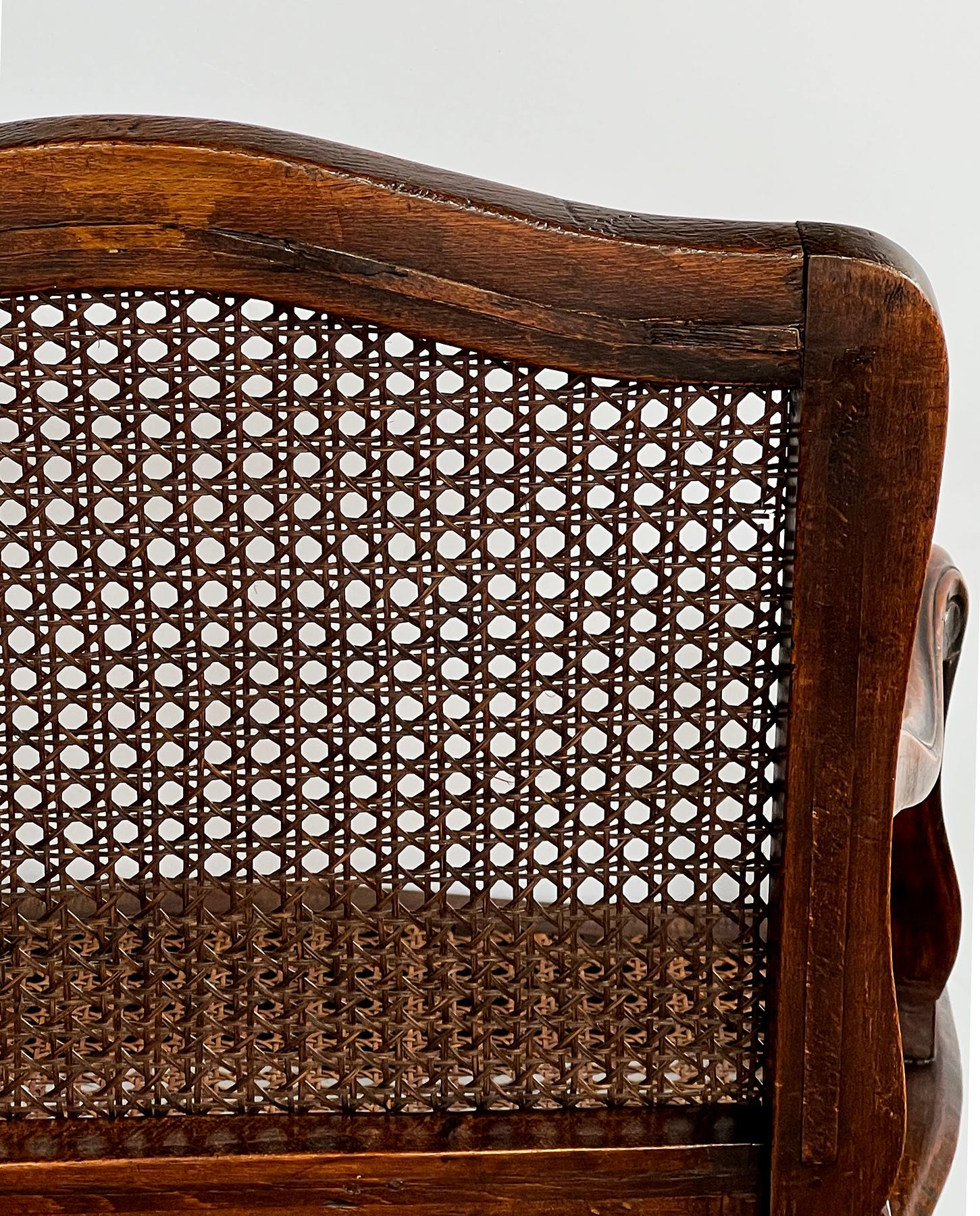 Coppia di poltrone aperte francesi in stile Louis XV con sedute e schienali a canne in vendita 1
