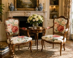 Paar französische Nussbaumsessel im Louis-XV-Stil mit kühner Blumenpolsterung