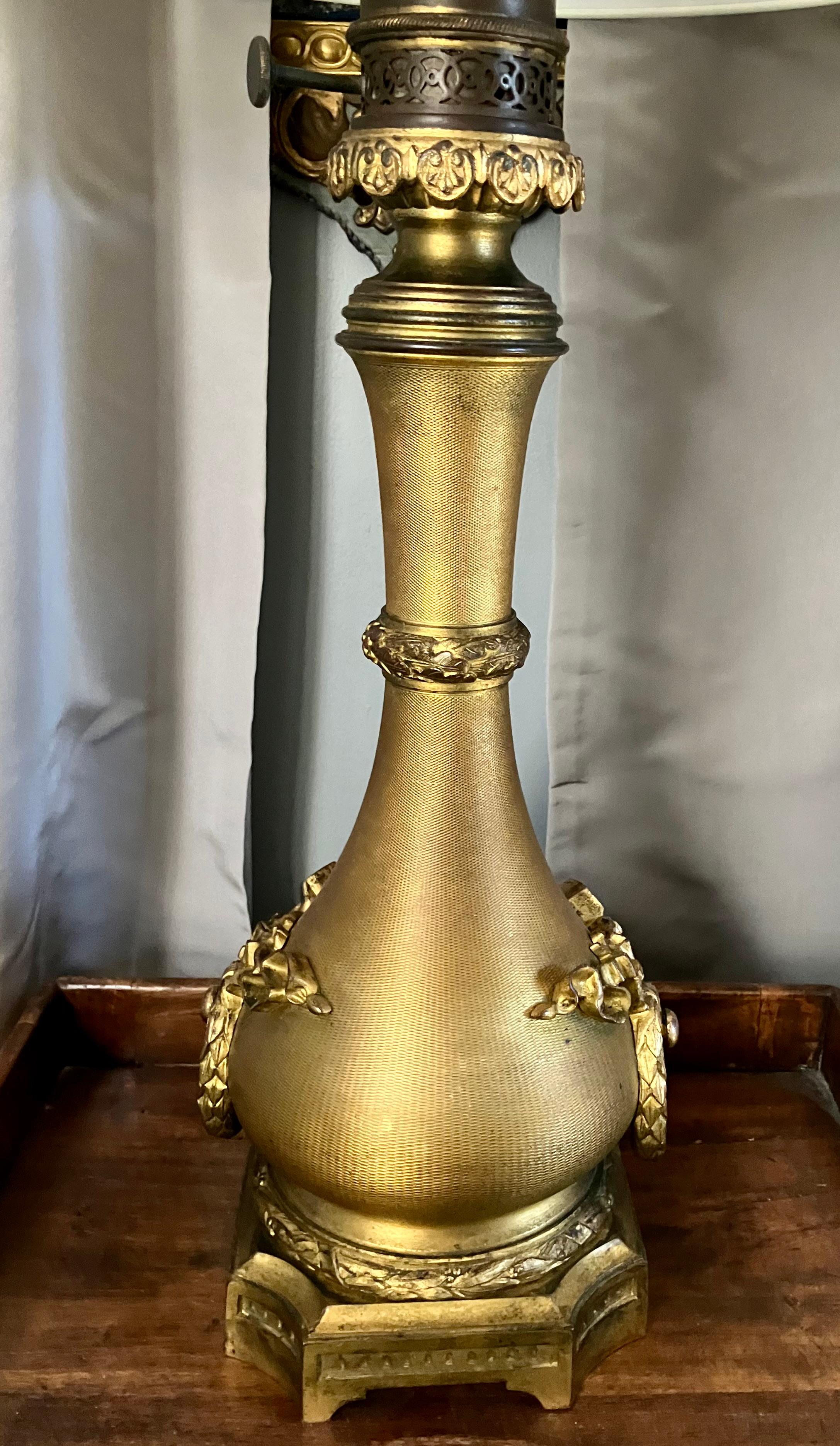 Pareja de lámparas francesas Luis XVI de bronce en Bueno estado para la venta en New York, NY