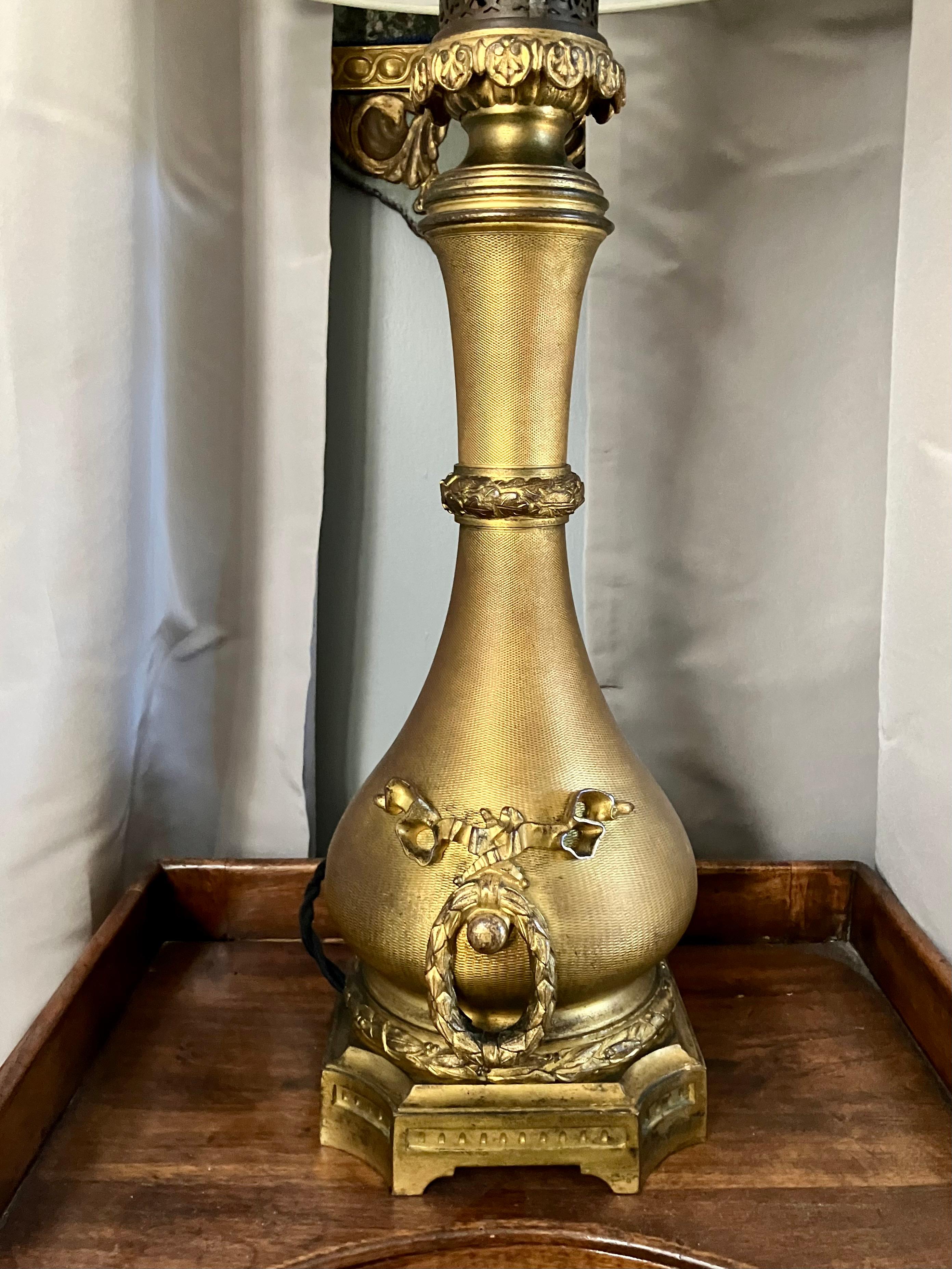 Pareja de lámparas francesas Luis XVI de bronce Metal en venta