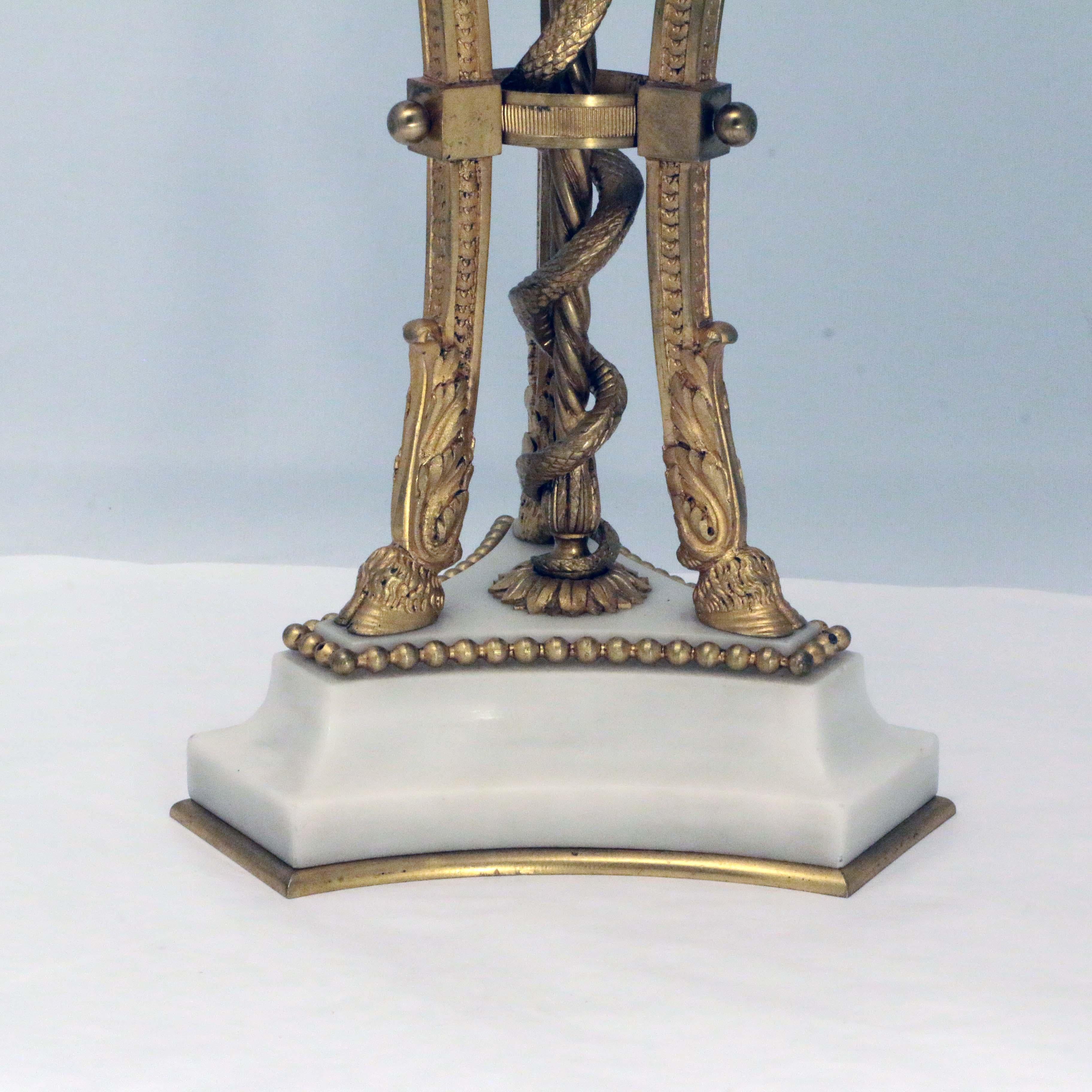 Paar französische Louis-XVI-Sessel  Weißer Marmor und vergoldete Bronze  im Angebot 3