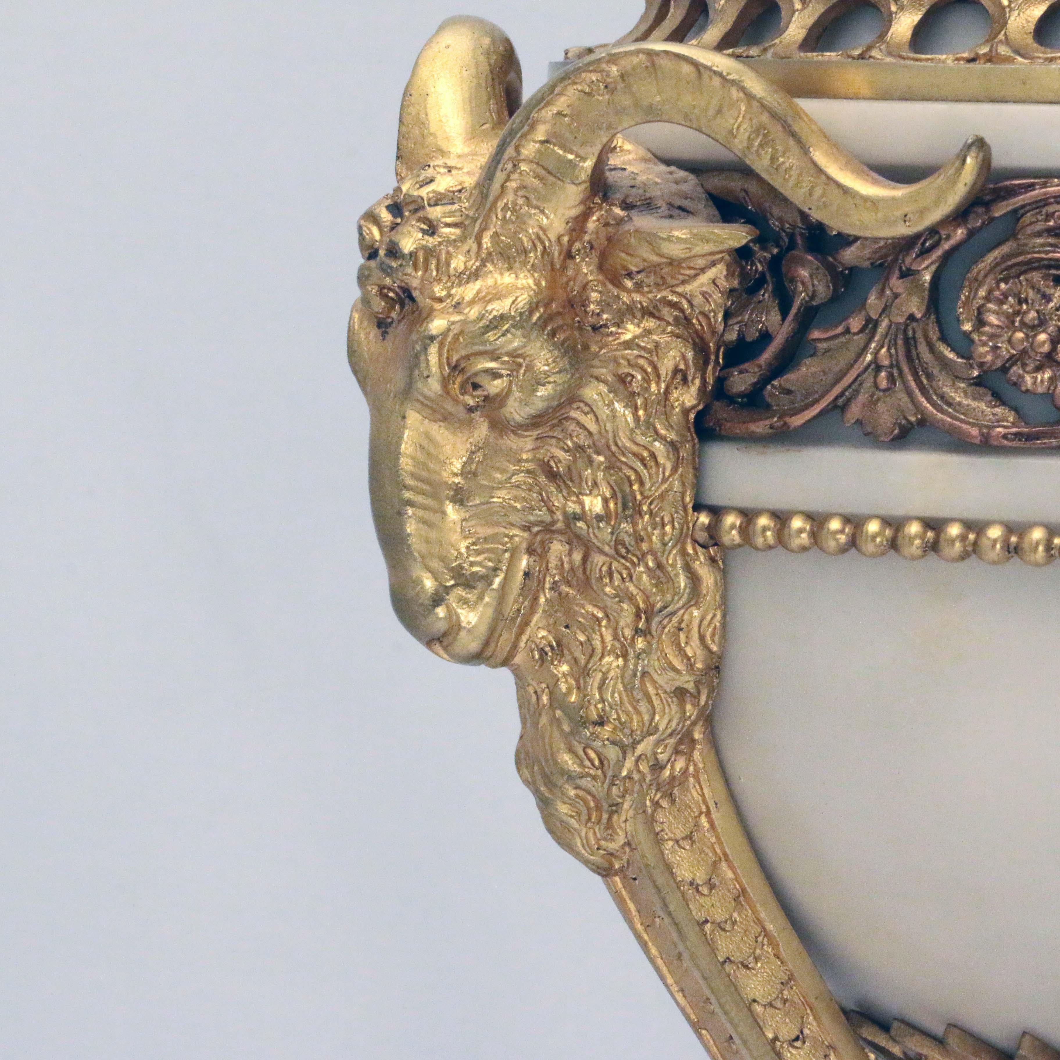 Bronze Paire de pièces françaises Louis XVI  Marbre blanc et bronze doré  en vente