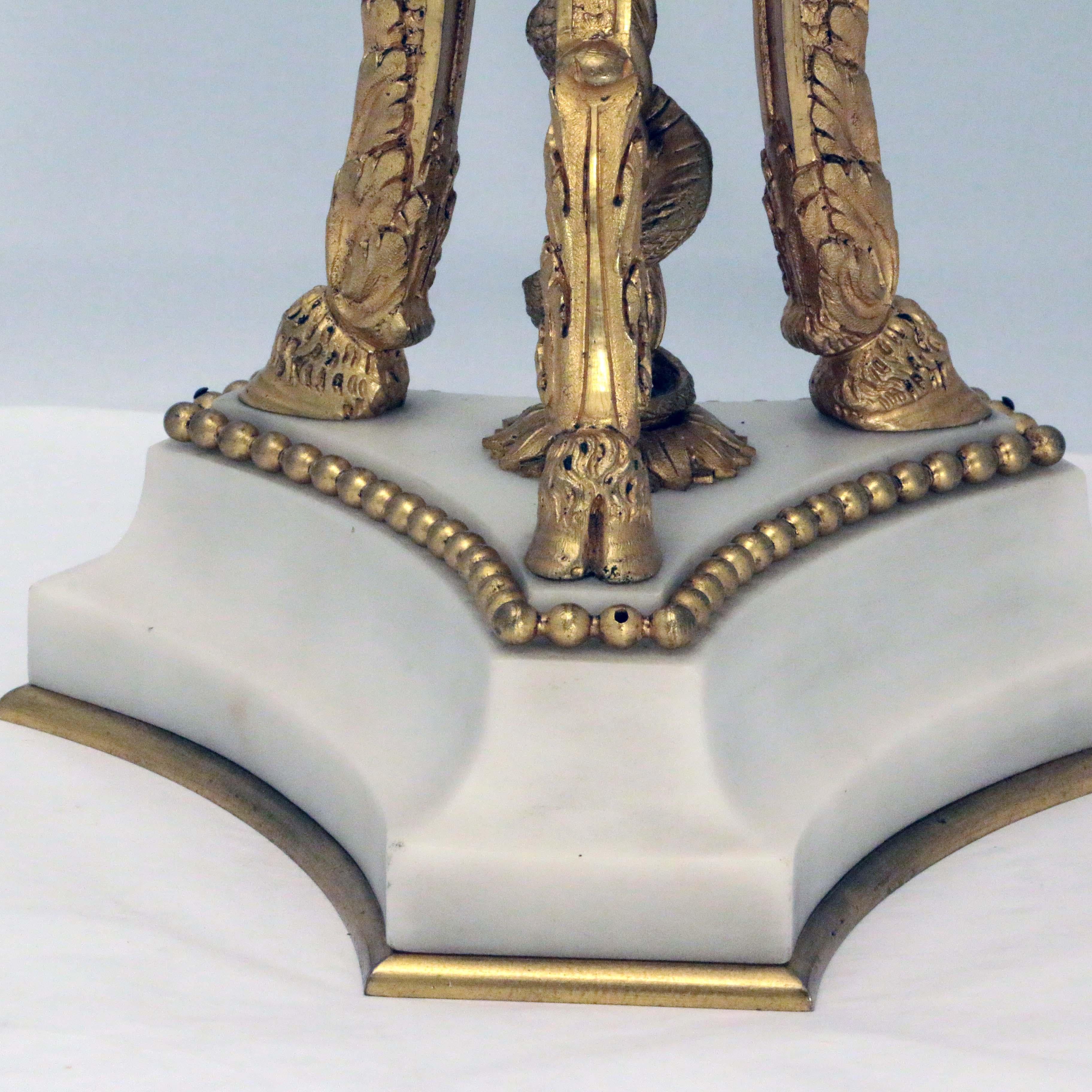 Paar französische Louis-XVI-Sessel  Weißer Marmor und vergoldete Bronze  im Angebot 4