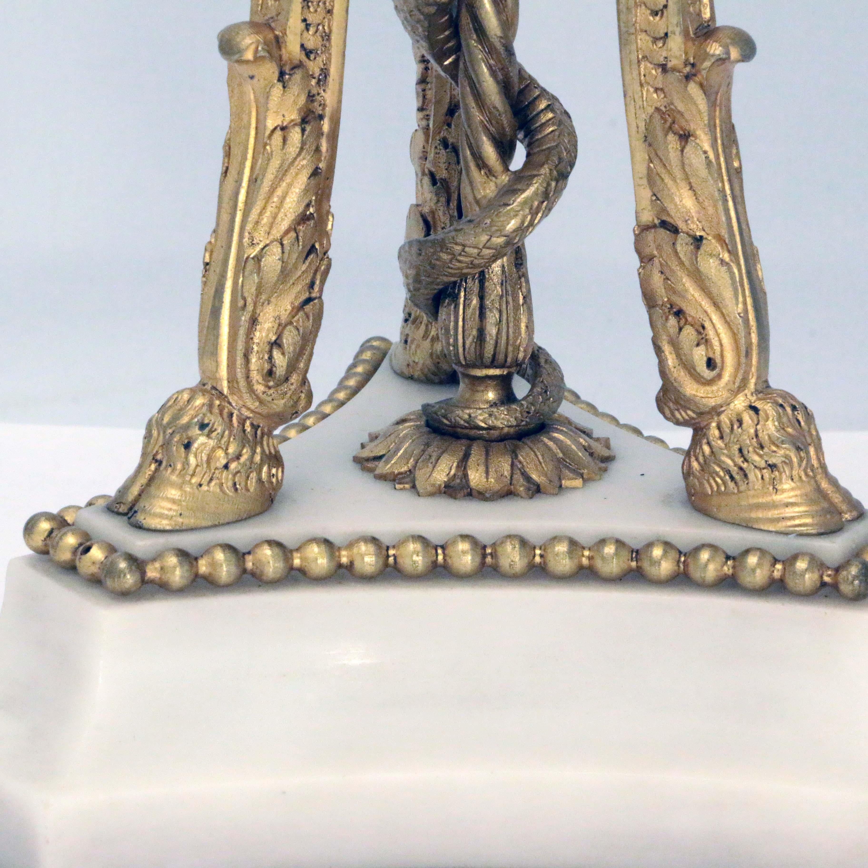 Paar französische Louis-XVI-Sessel  Weißer Marmor und vergoldete Bronze  im Angebot 5