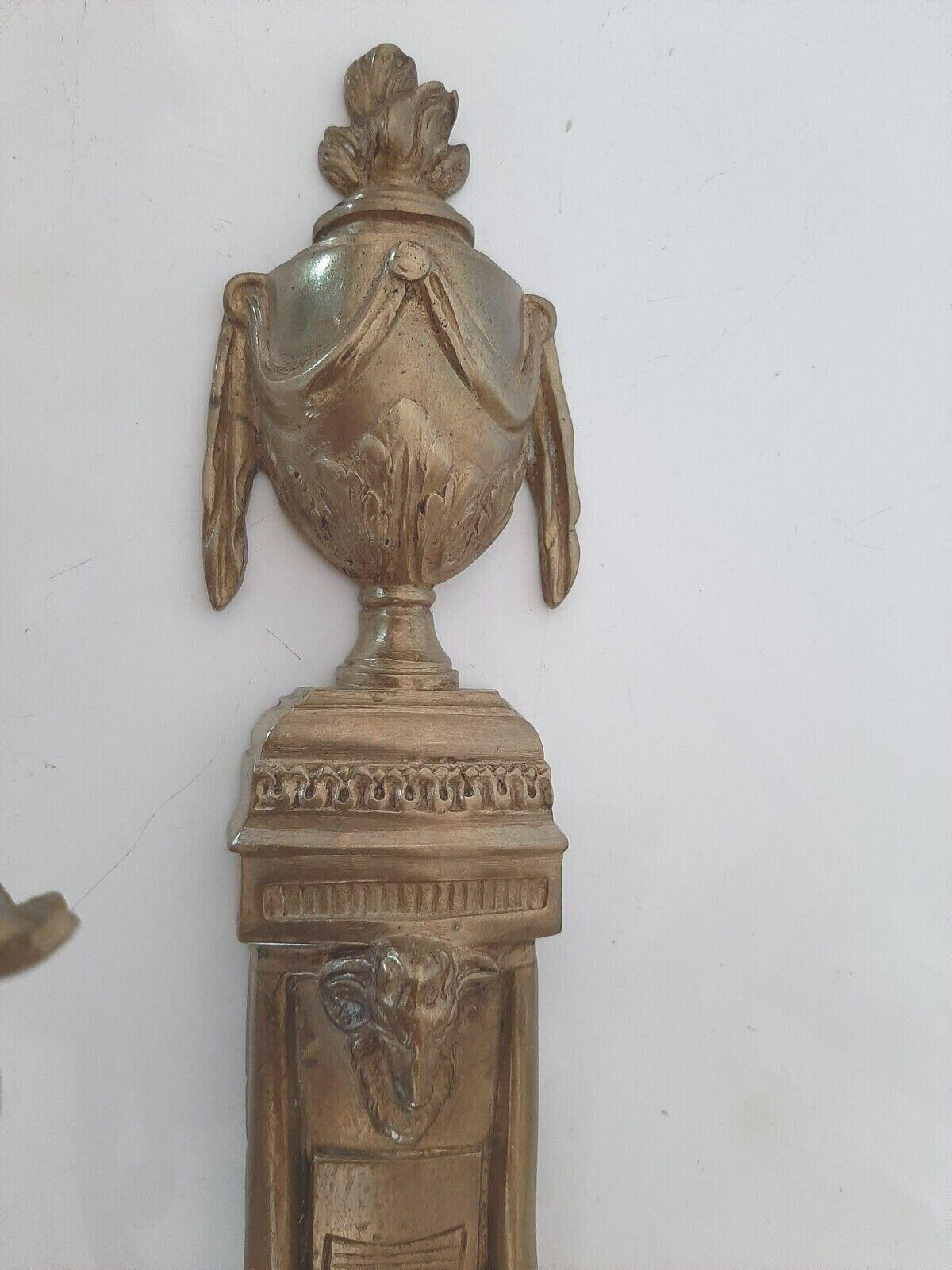 Pareja de apliques neoclásicos franceses Luis XVI en bronce marcado en Bueno estado para la venta en Opa Locka, FL