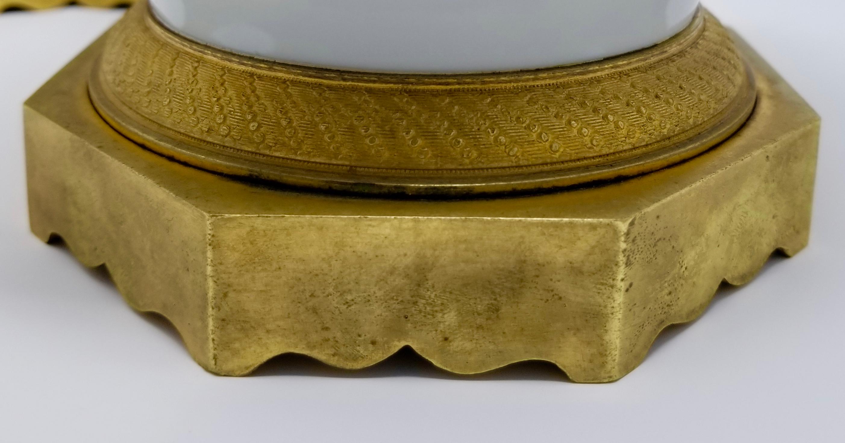 Paar Louis XVI-Schalen aus weißem Porzellan mit Goldbronzebeschlägen und Bronzebeschlägen aus der Zeit der Jahrhundertmitte im Angebot 3