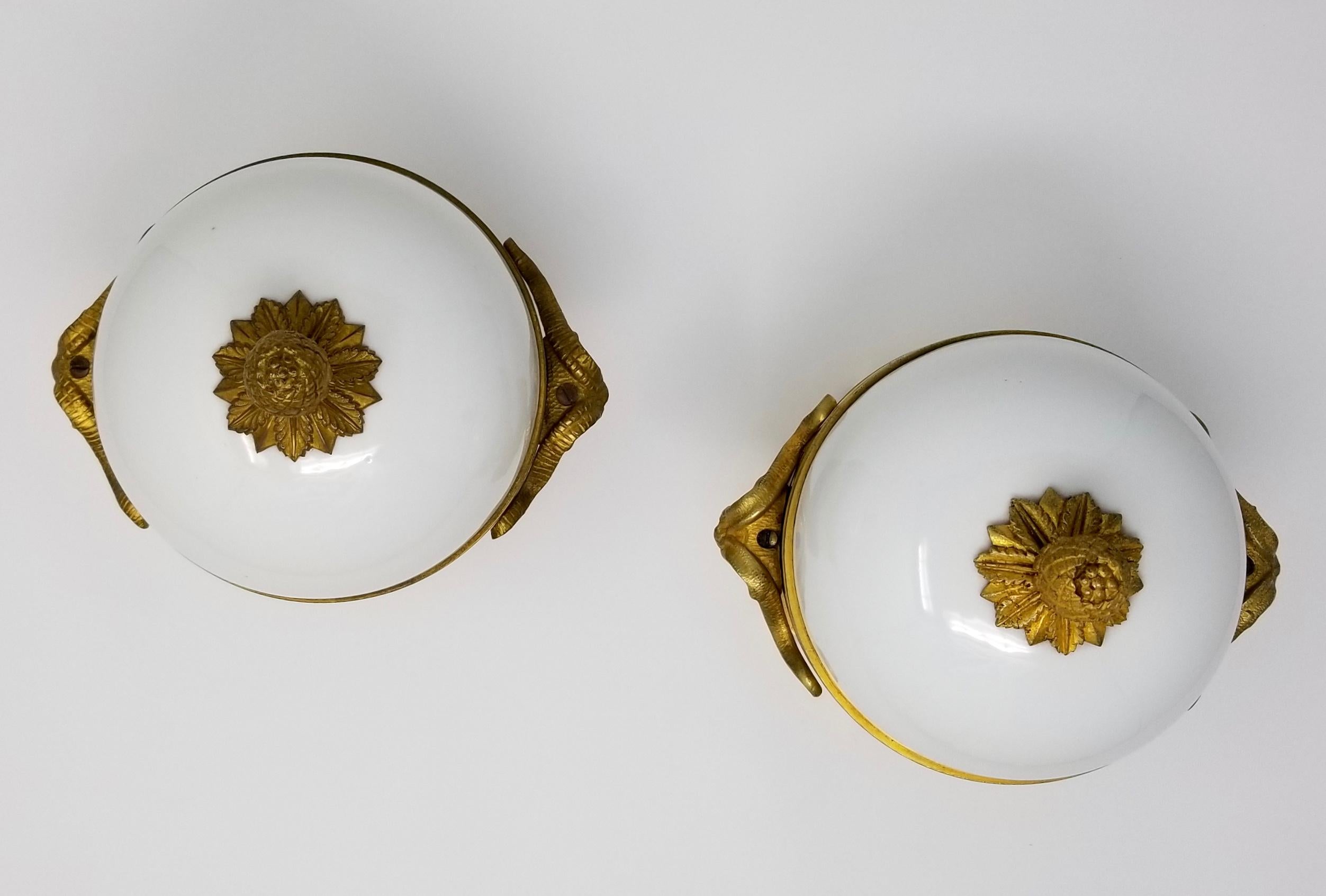 Paar Louis XVI-Schalen aus weißem Porzellan mit Goldbronzebeschlägen und Bronzebeschlägen aus der Zeit der Jahrhundertmitte (Glasiert) im Angebot