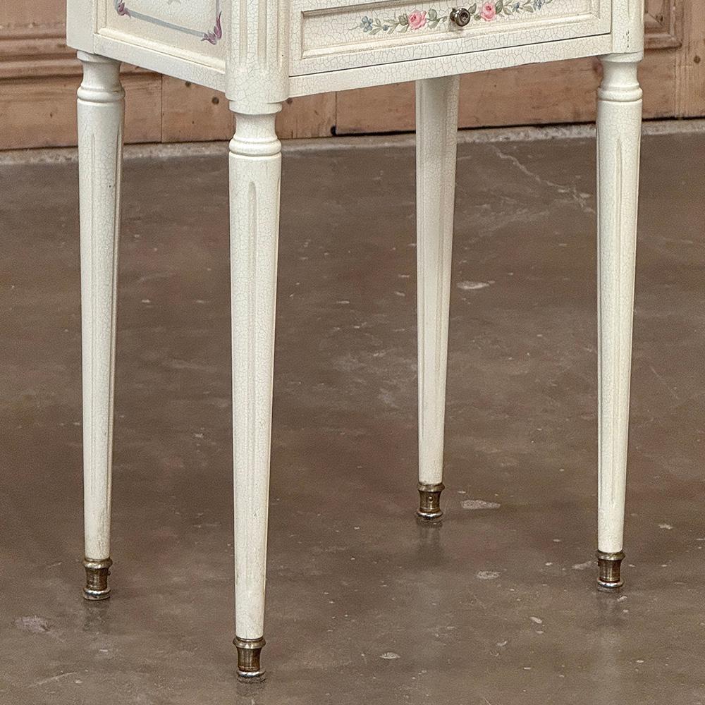 Paire de tables d'appoint peintes Louis XVI ~ Tables de nuit en marbre de Carrare en vente 5