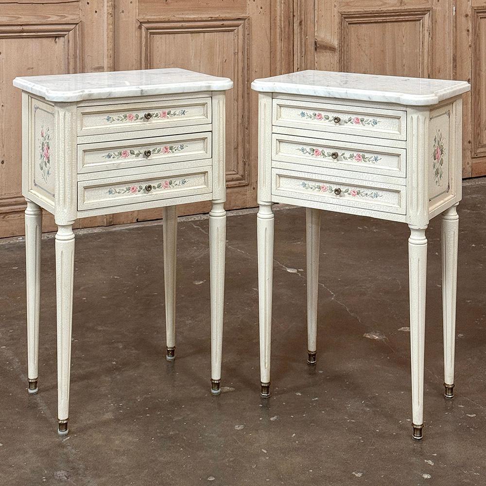 20ième siècle Paire de tables d'appoint peintes Louis XVI ~ Tables de nuit en marbre de Carrare en vente