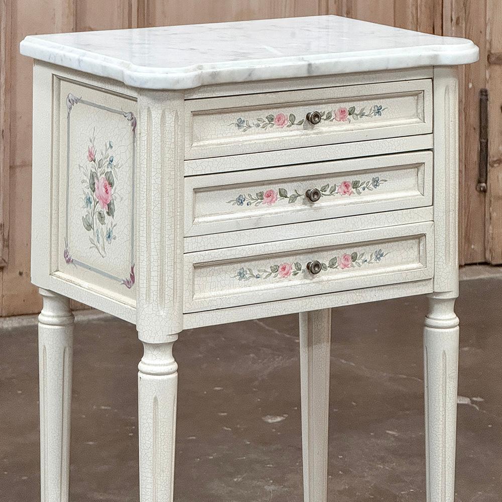 Marbre de Carrare Paire de tables d'appoint peintes Louis XVI ~ Tables de nuit en marbre de Carrare en vente
